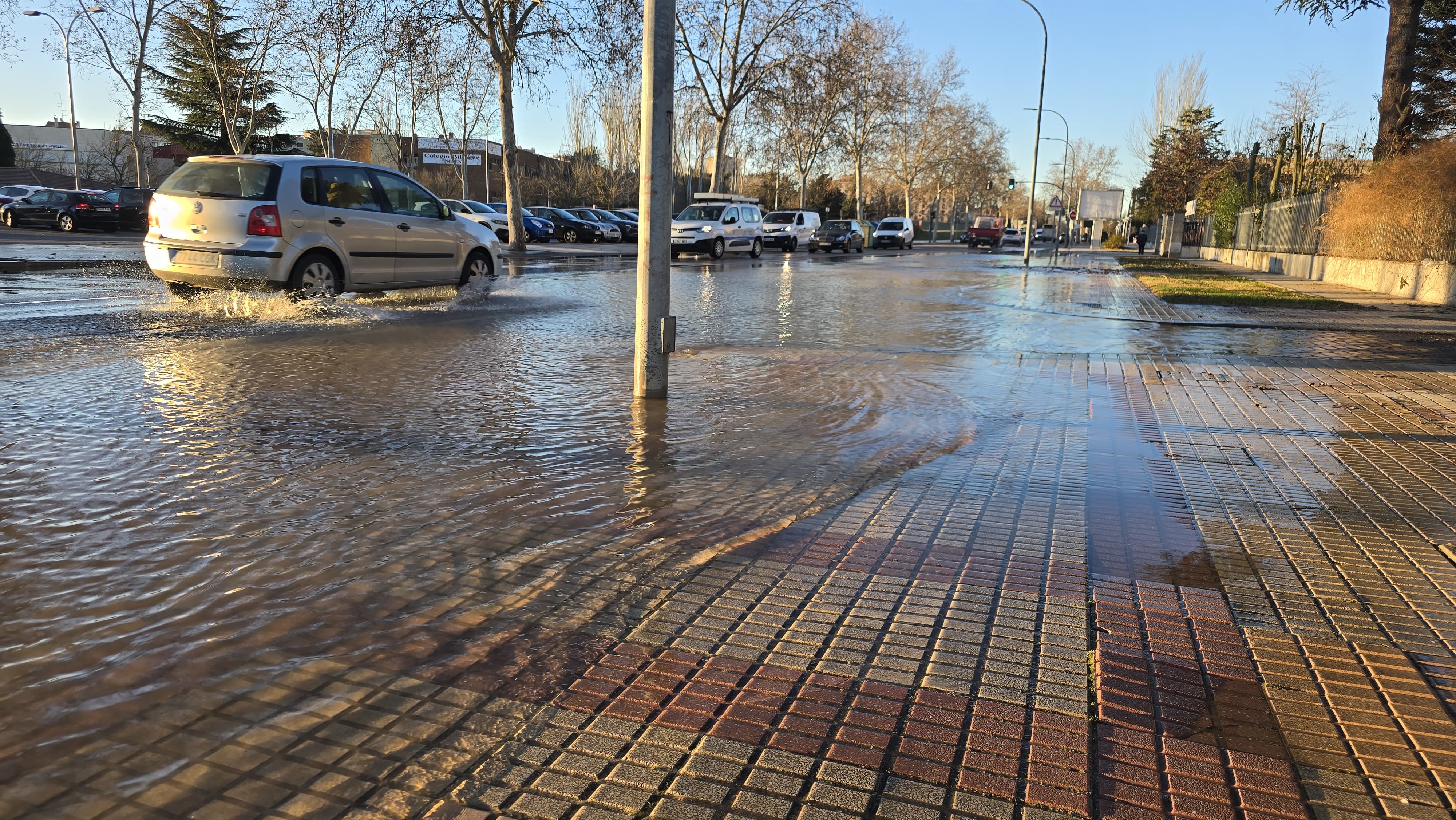 Inundada la avenida de San Agustín tras reventar una tubería