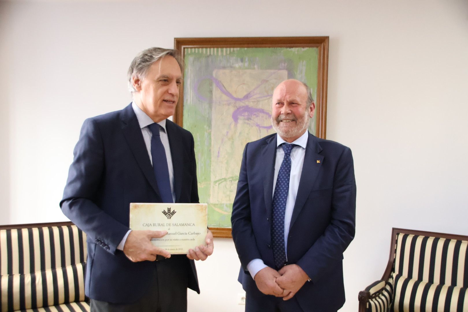 Carlos García Carbayo, junto al presidente de Caja Rural de Salamanca, Ernesto Moronta