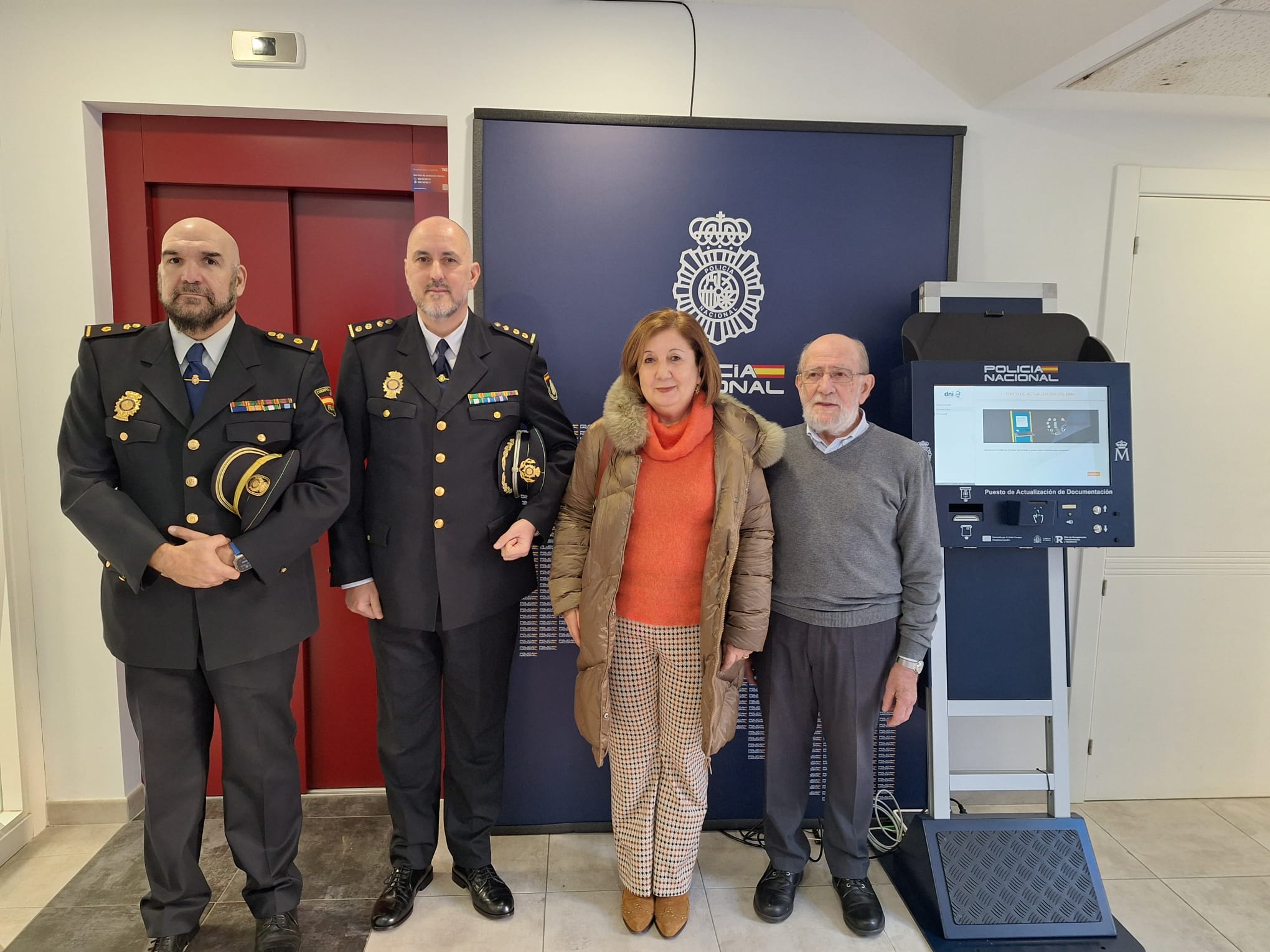 La subdelegada de la Gobierno en Salamanca y el comisario jefe provincial de Policía Nacional,  acompañados por alcalde de Vitigudino