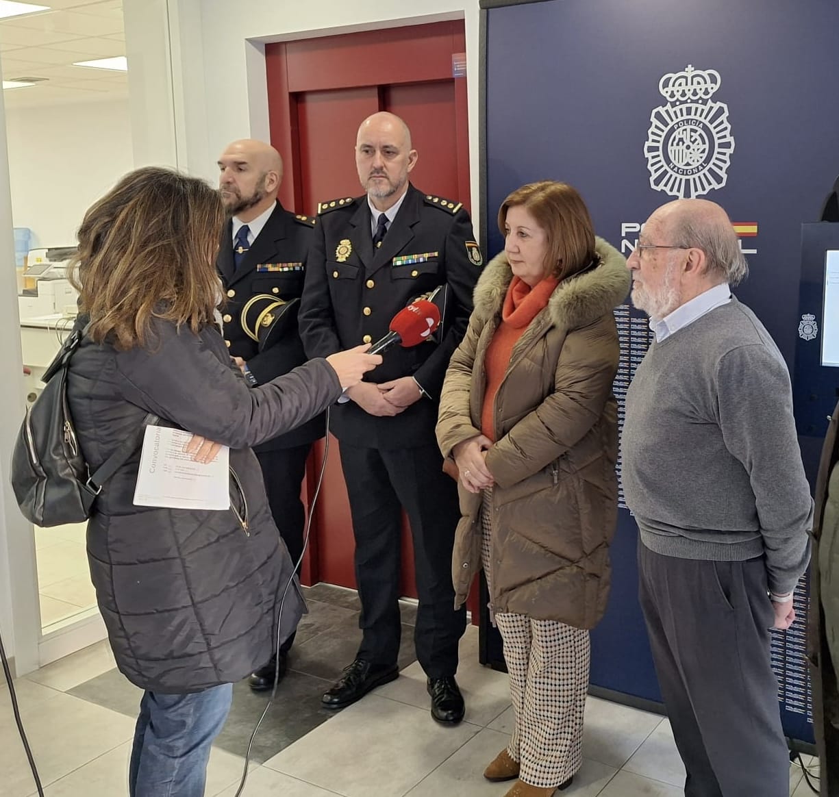 La subdelegada de la Gobierno en Salamanca y el comisario jefe provincial de Policía Nacional,  acompañados por alcalde de Vitigudino