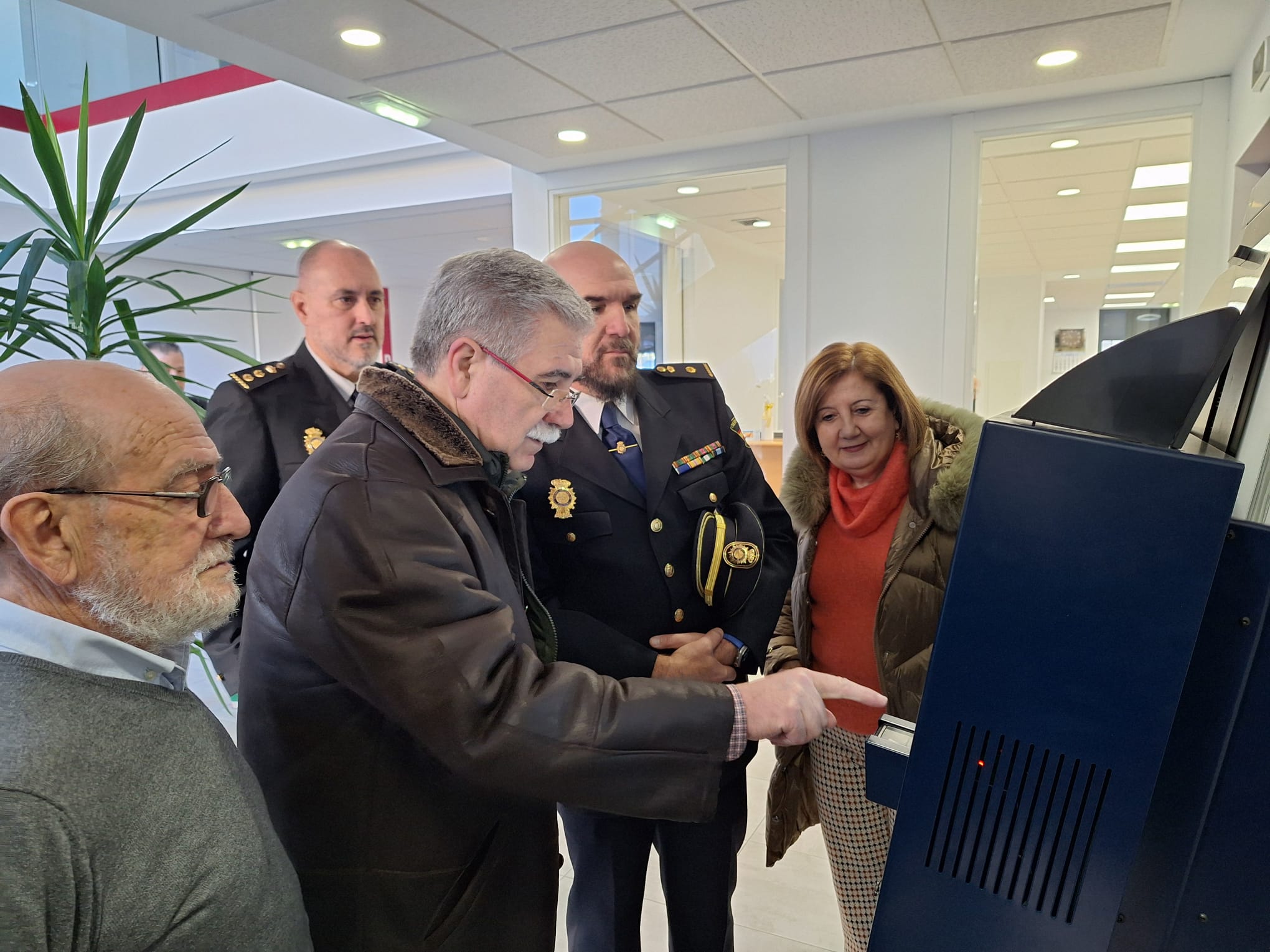 La subdelegada de la Gobierno en Salamanca y el comisario jefe provincial de Policía Nacional,  acompañados por alcalde de Vitigudino