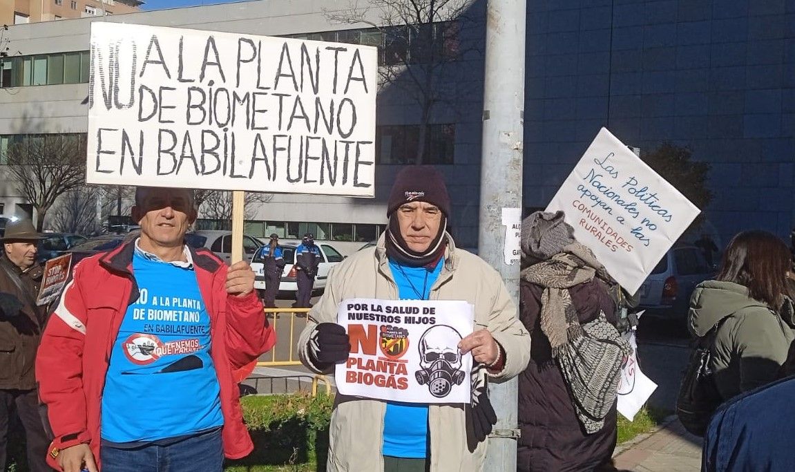 Vecinos de Babilafuente protestan en Valladolid contra las macroplantas y macrogranjas