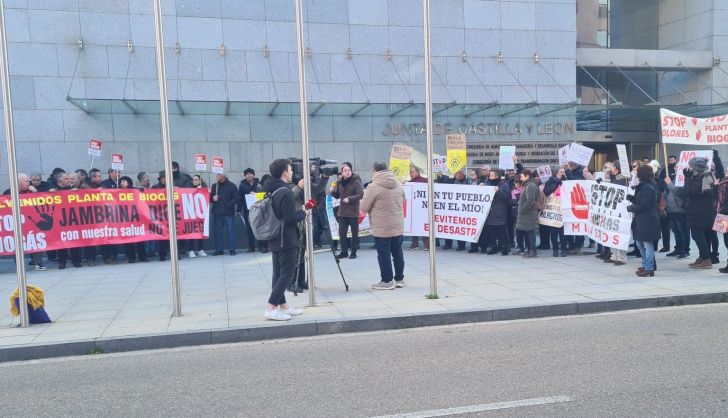 Vecinos de Babilafuente y Villamayor protestan en Valladolid contra las macroplantas y macrogranjas