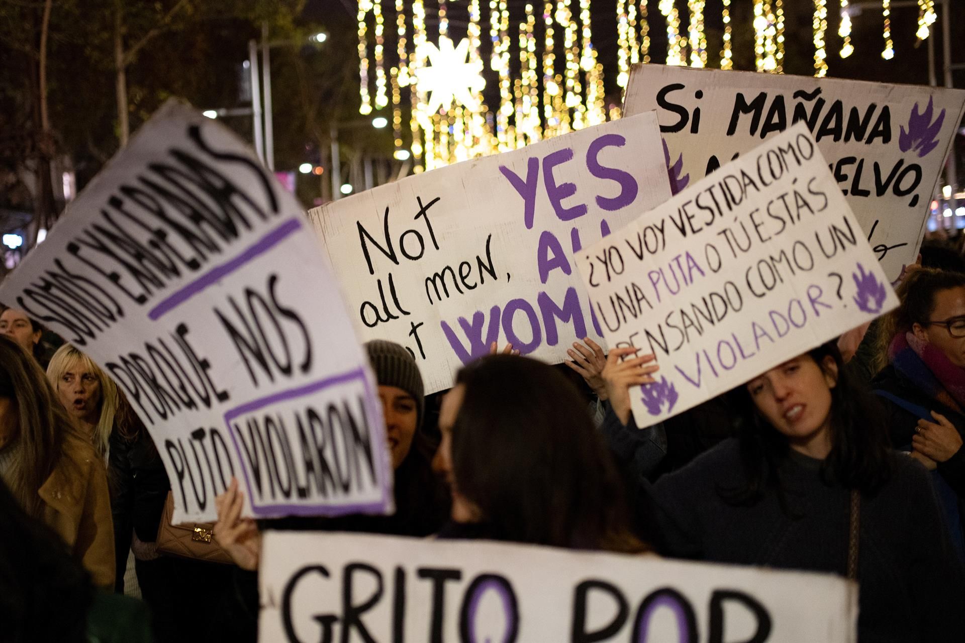 Varias mujeres muestran carteles, durante una manifestación por el 25N. Foto Lorena Sopêna | Europa Press 