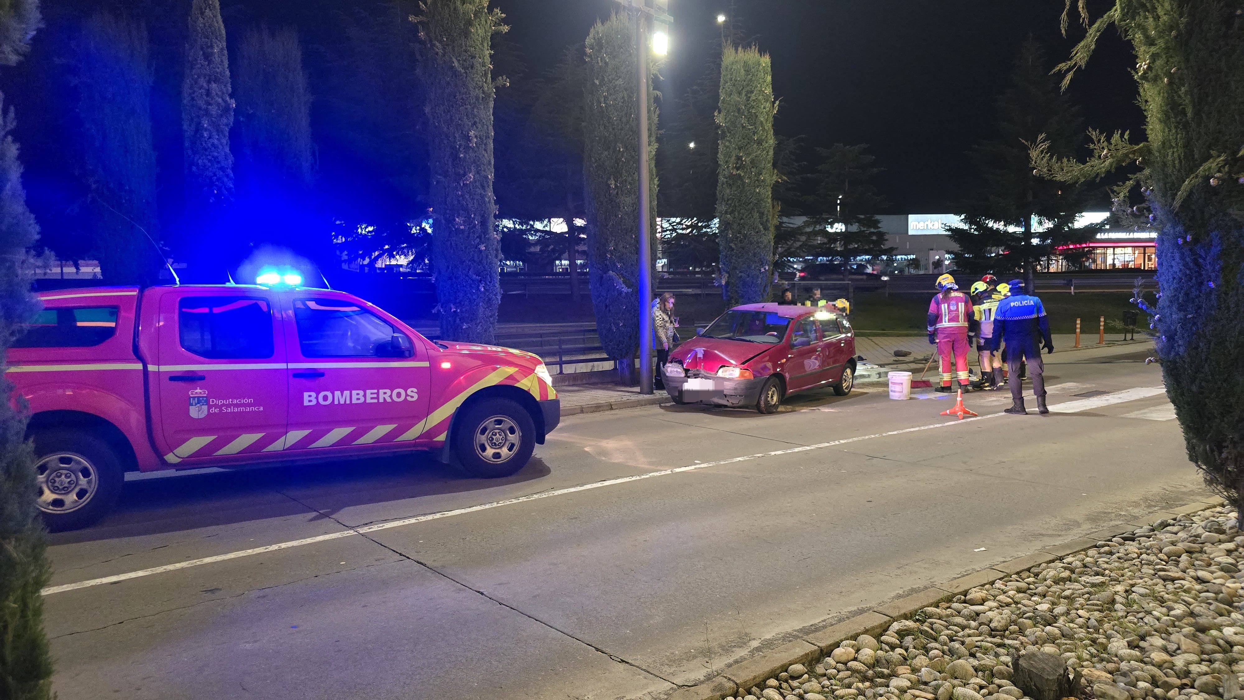 Un vehículo choca contra una señal en el Centro Comercial El Tormes. Fotos Andrea M. 