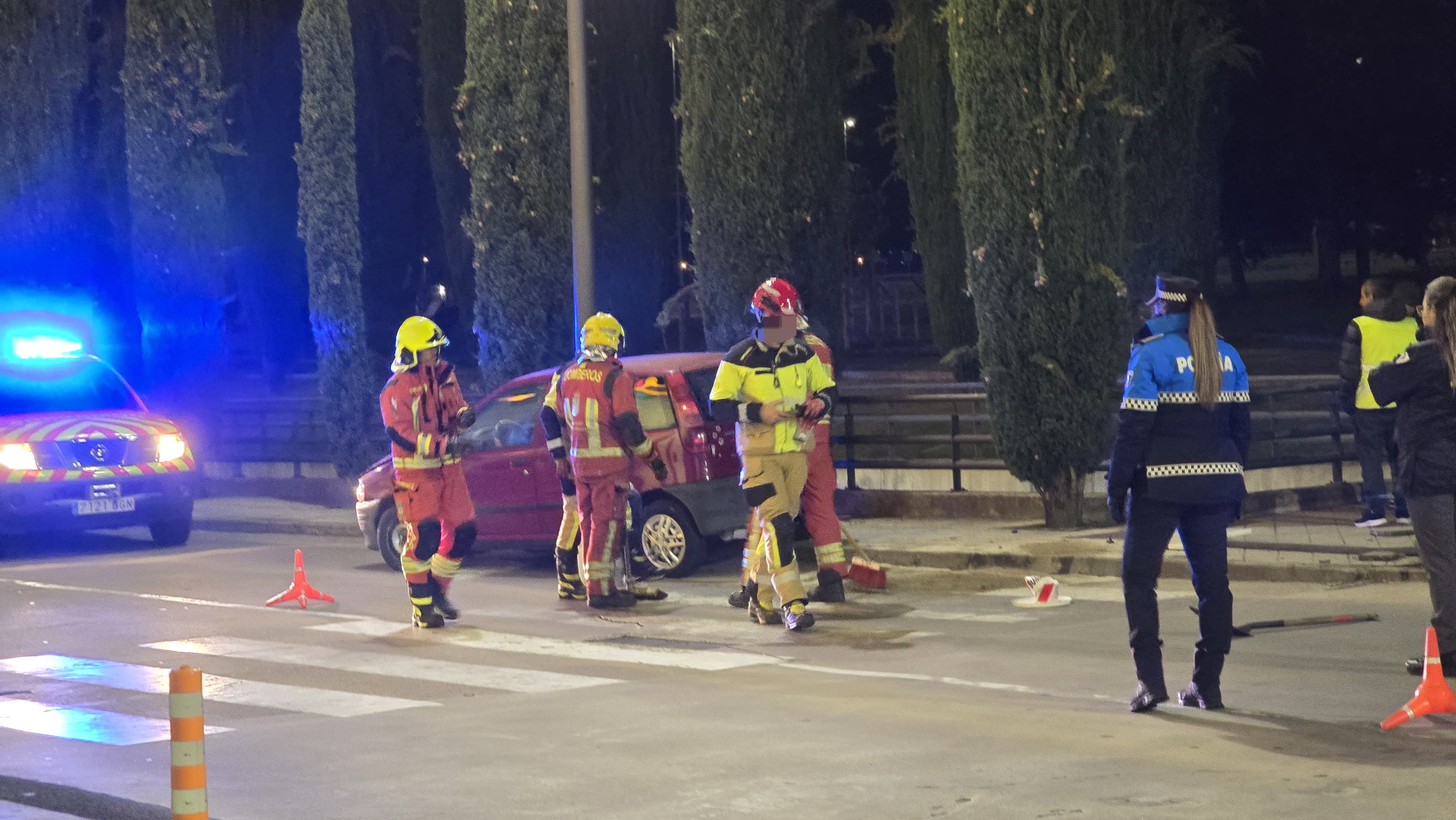 Un vehículo choca contra una señal en el Centro Comercial El Tormes. Fotos Andrea M. 