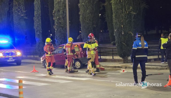 Un vehículo choca contra una señal en el Centro Comercial El Tormes. Fotos Andrea M. 