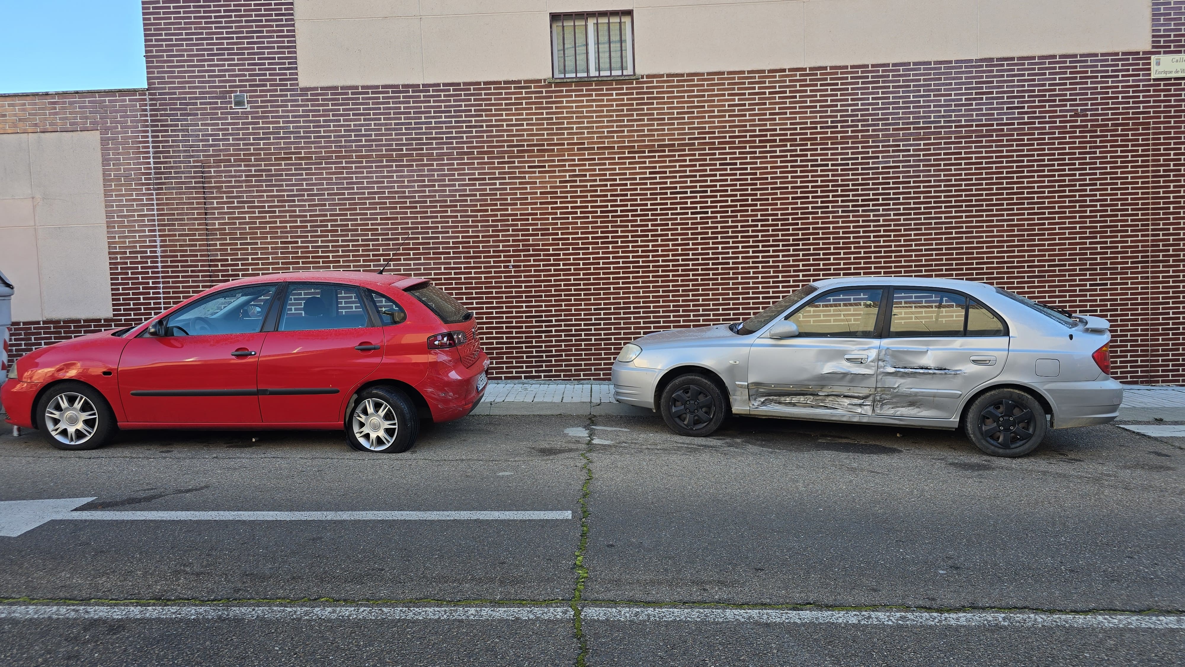 Vehículos dañados aparcados en la avenida de los Cipreses. Fotos Andrea M. 