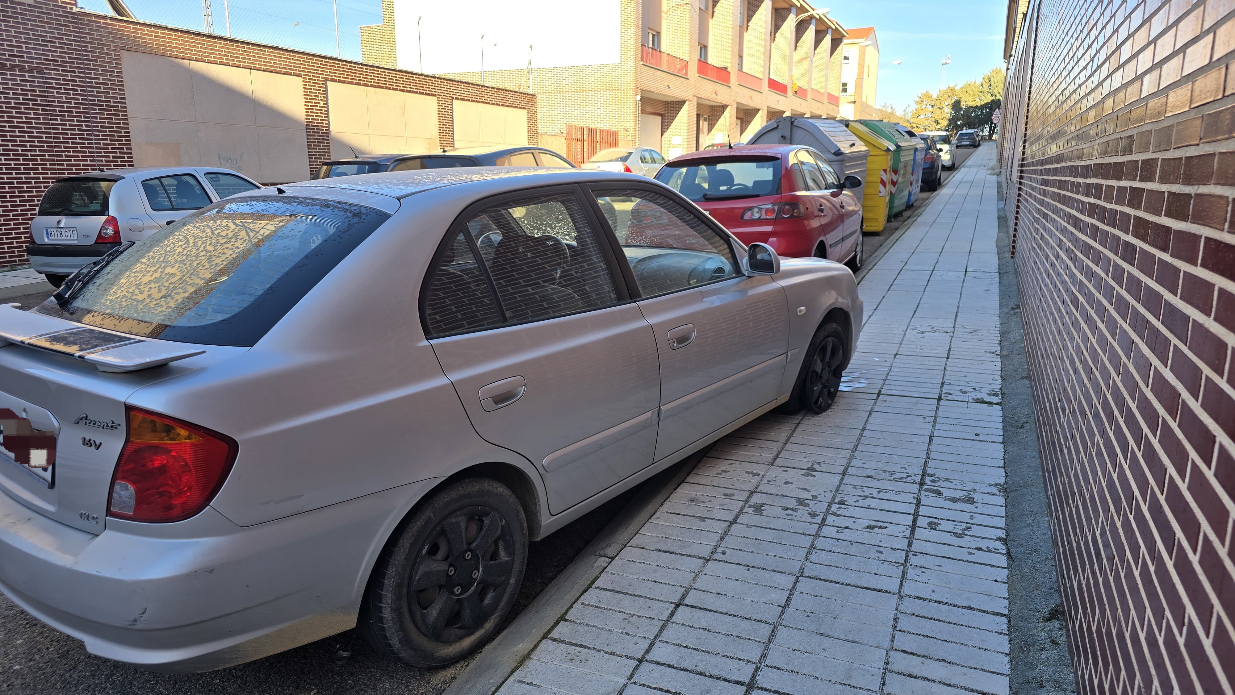 Vehículos dañados aparcados en la avenida de los Cipreses. Fotos Andrea M. 