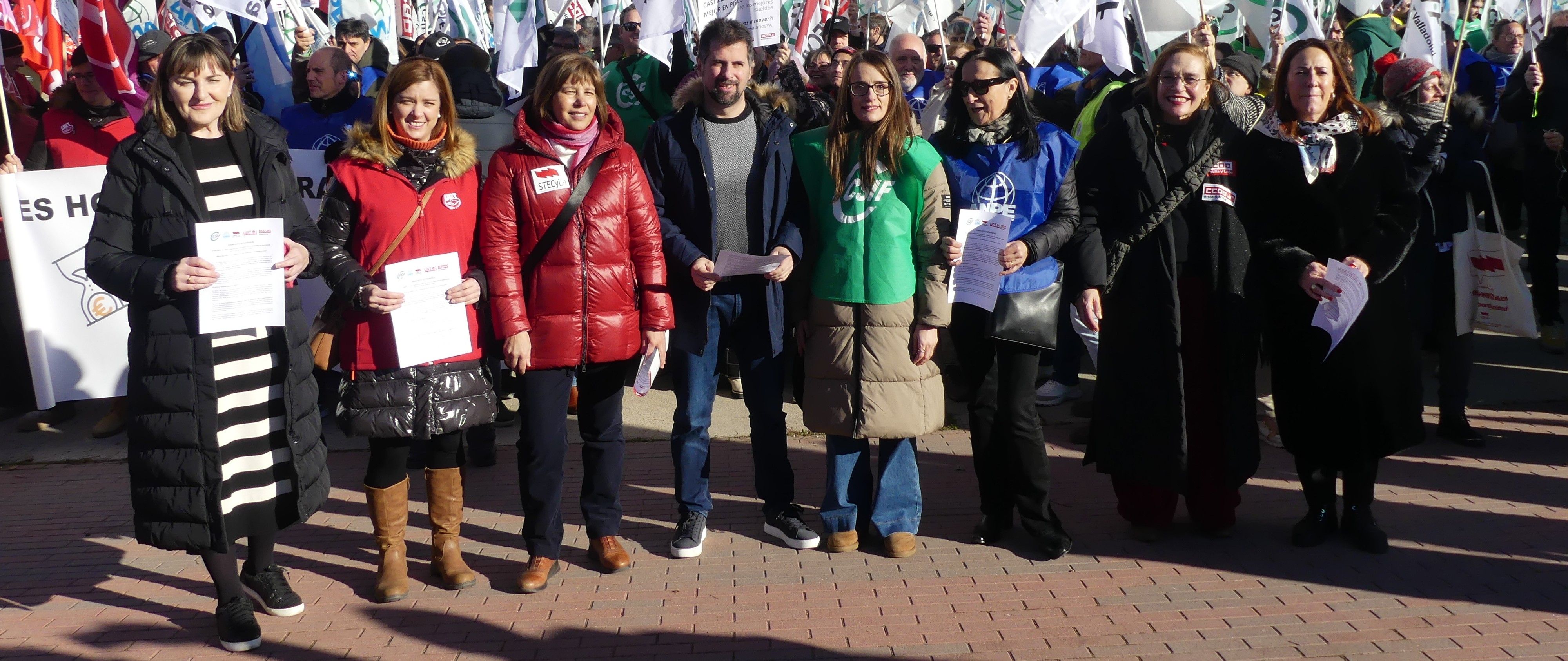 Una concentración frente a la Consejería de Educación de la Junta de Castilla y León exige una mejora salarial para el profesorado