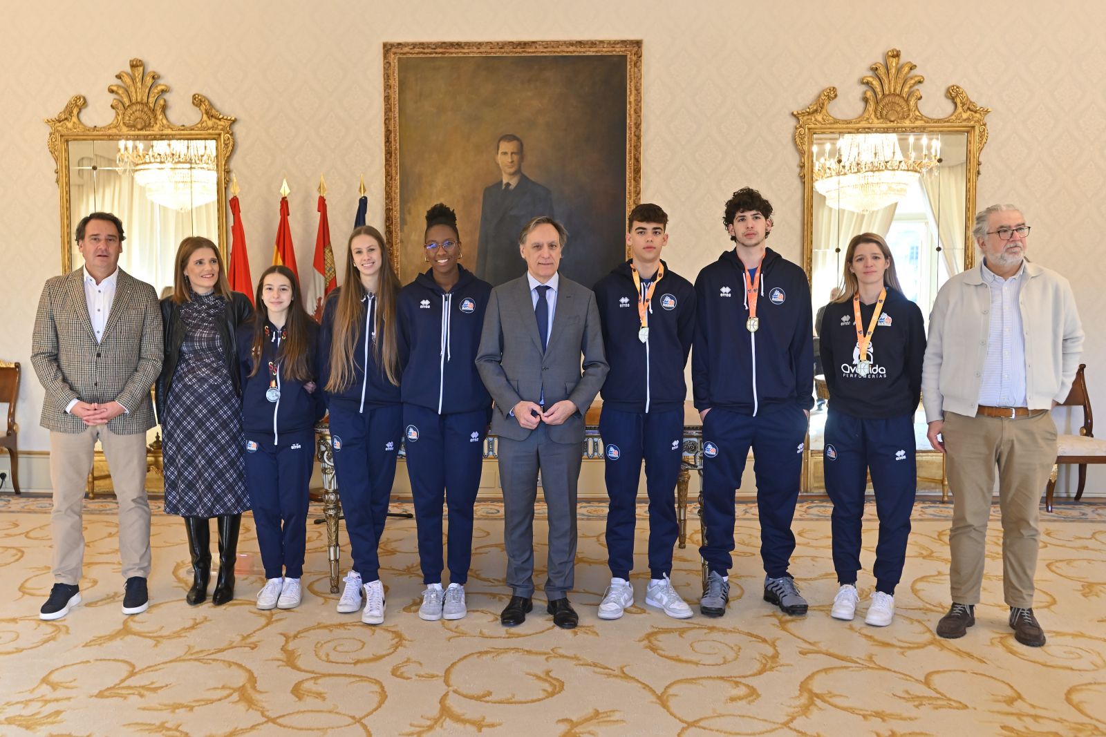 Montañana y cinco jugadores del Perfumerías Avenida-CB Tormes visitan el Ayuntamiento de Salamanca