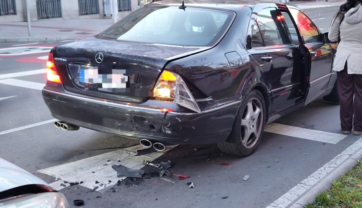 Choque dos turismos en Canalejas (2)