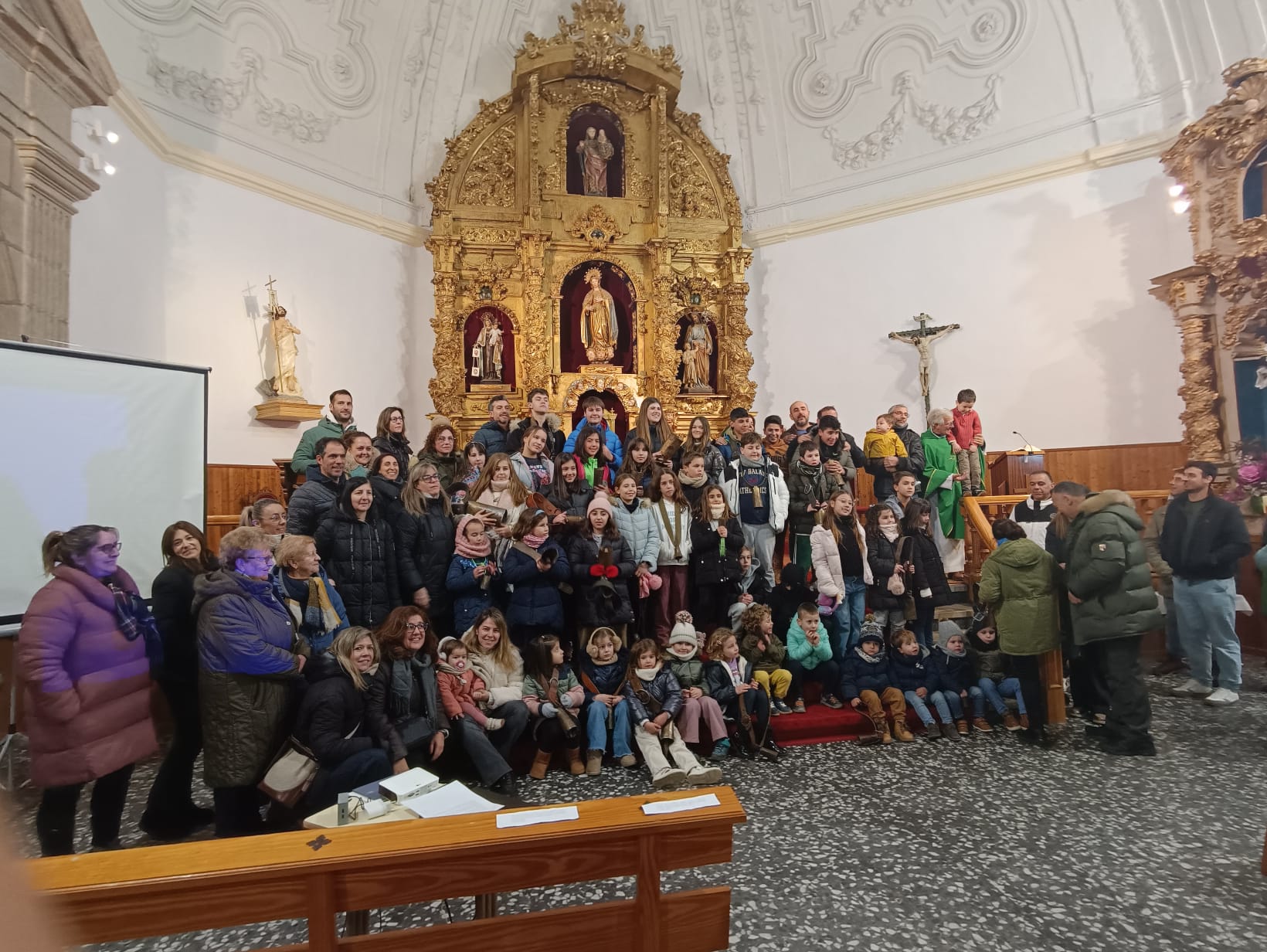 Los niños de Tamames despiertan a sus vecinos al toque de los cencerros