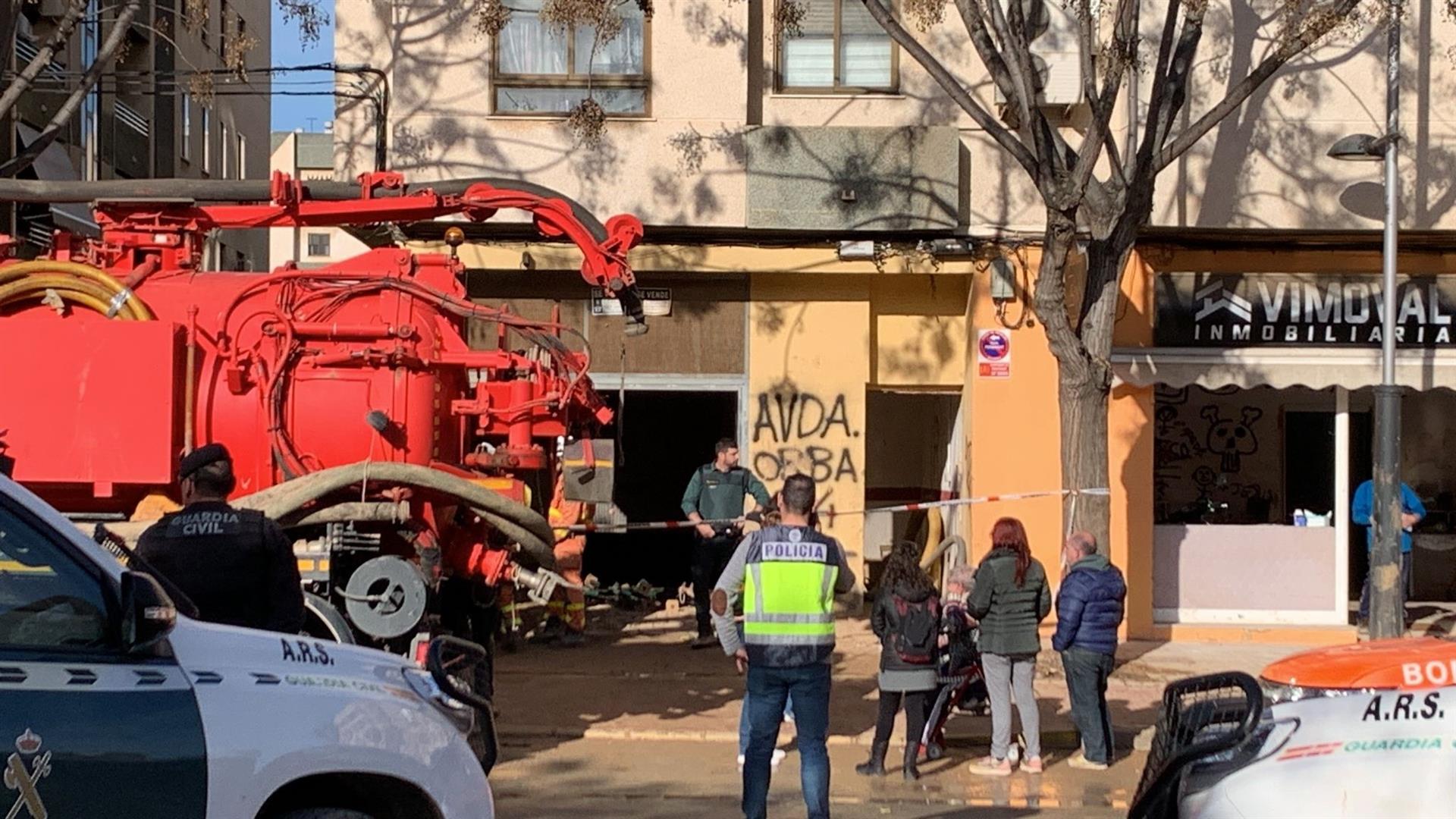 Imagen del edificio de Benetússer (Valencia) donde se ha derrumbado la escalera en un garaje. EP