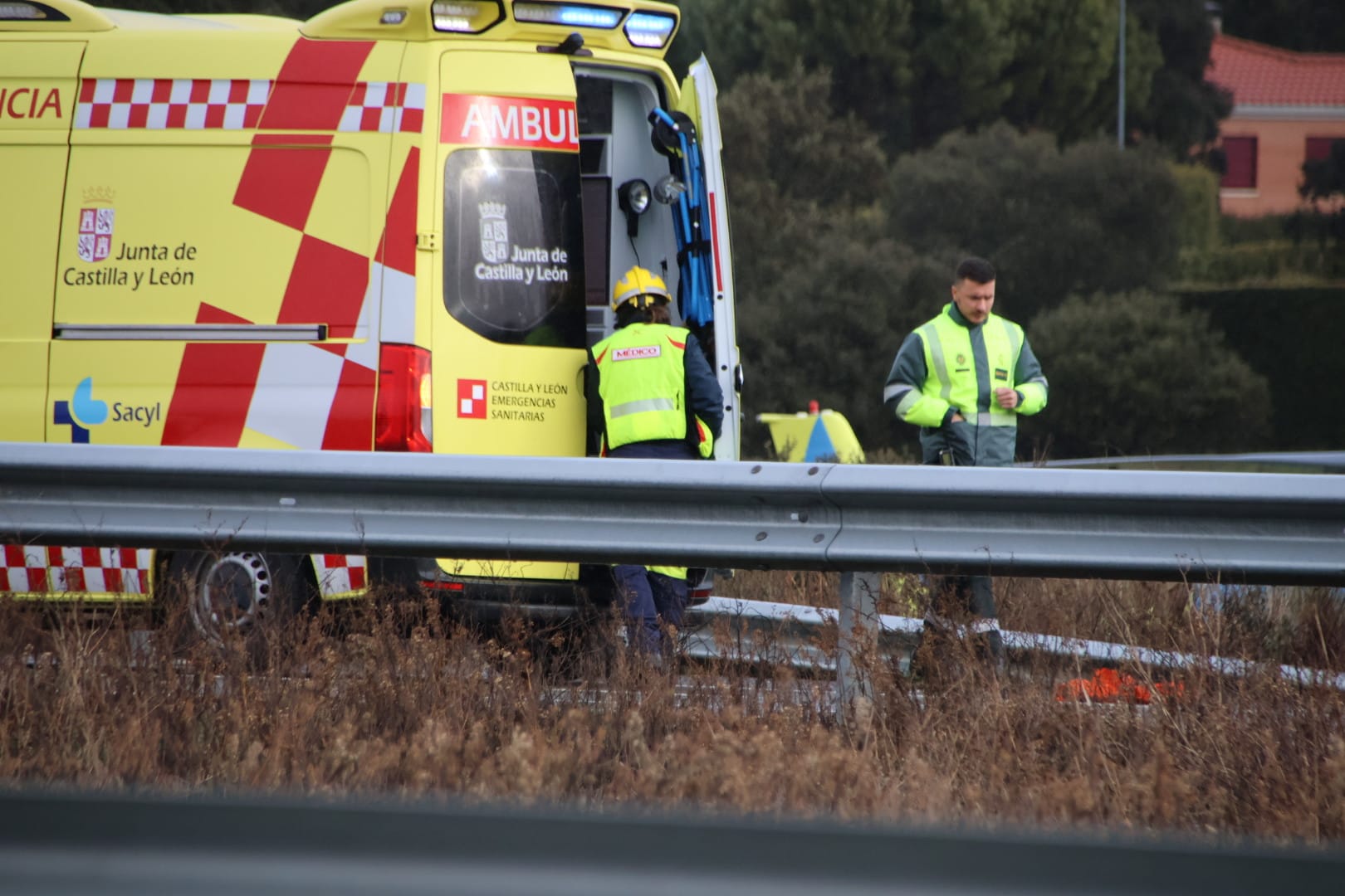 Dos heridos y una persona atrapada en un accidente en la A-66