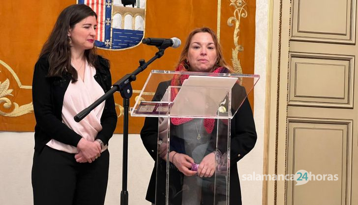 Miryam Rodríguez junto a la autora del libro ‘Revictimizadas’, Raquel López Merchán