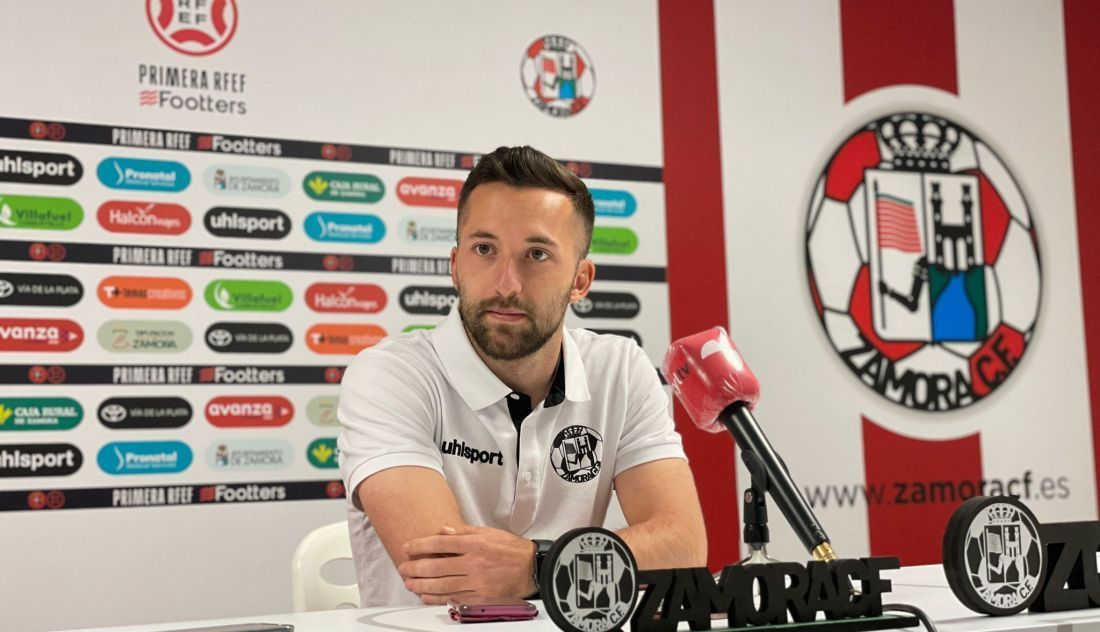 Carlos Parra en una rueda de prensa con el Zamora