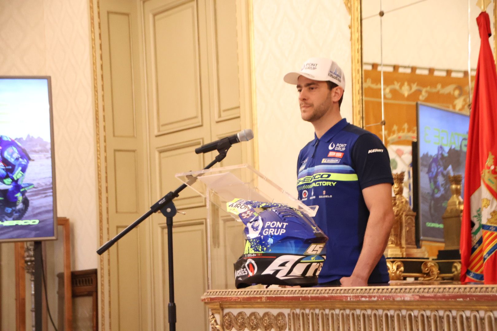 Carlos García Carbayo, recibe al piloto Lorenzo Santolino tras su participación en el Rally Dakar