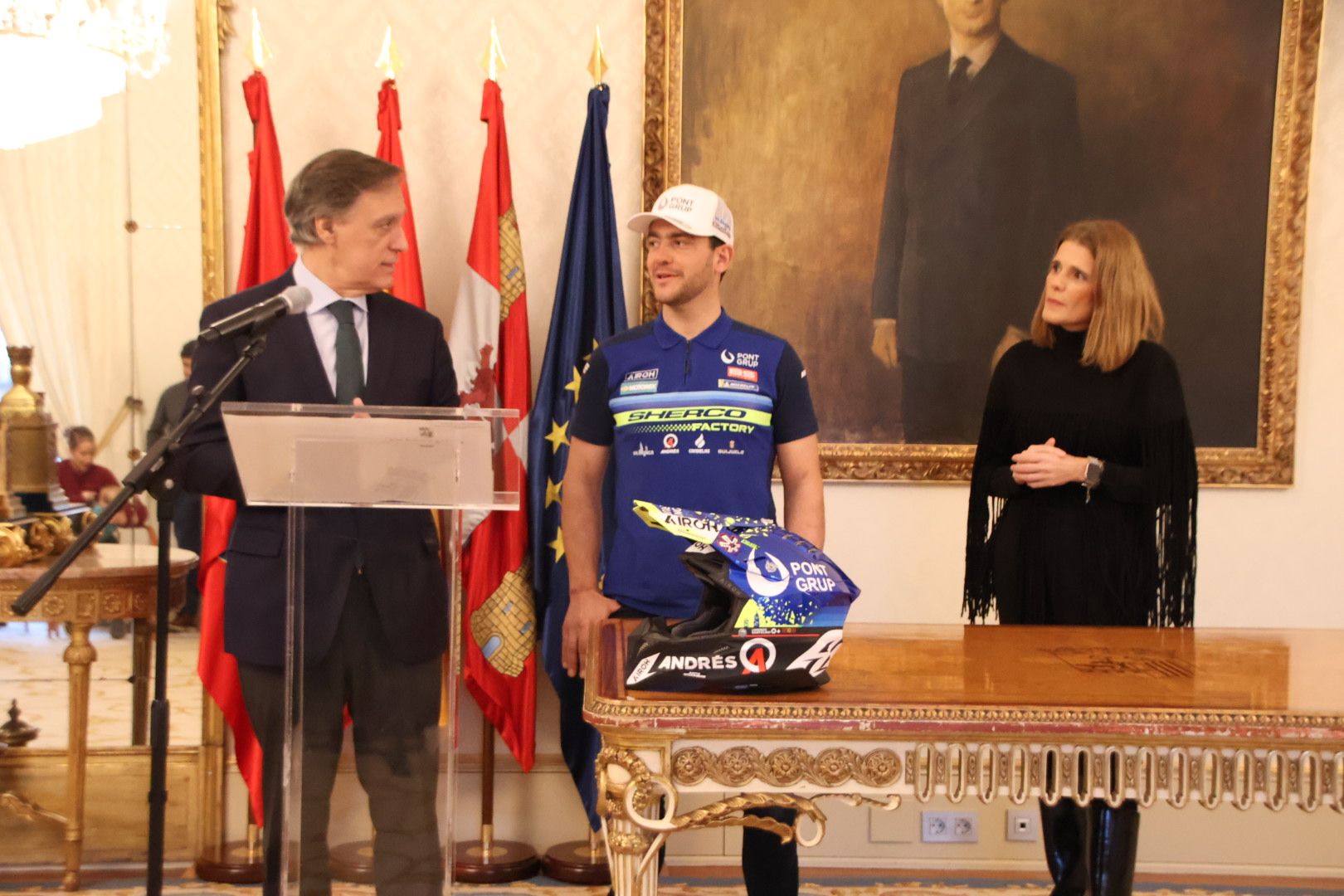 Carlos García Carbayo, recibe al piloto Lorenzo Santolino tras su participación en el Rally Dakar