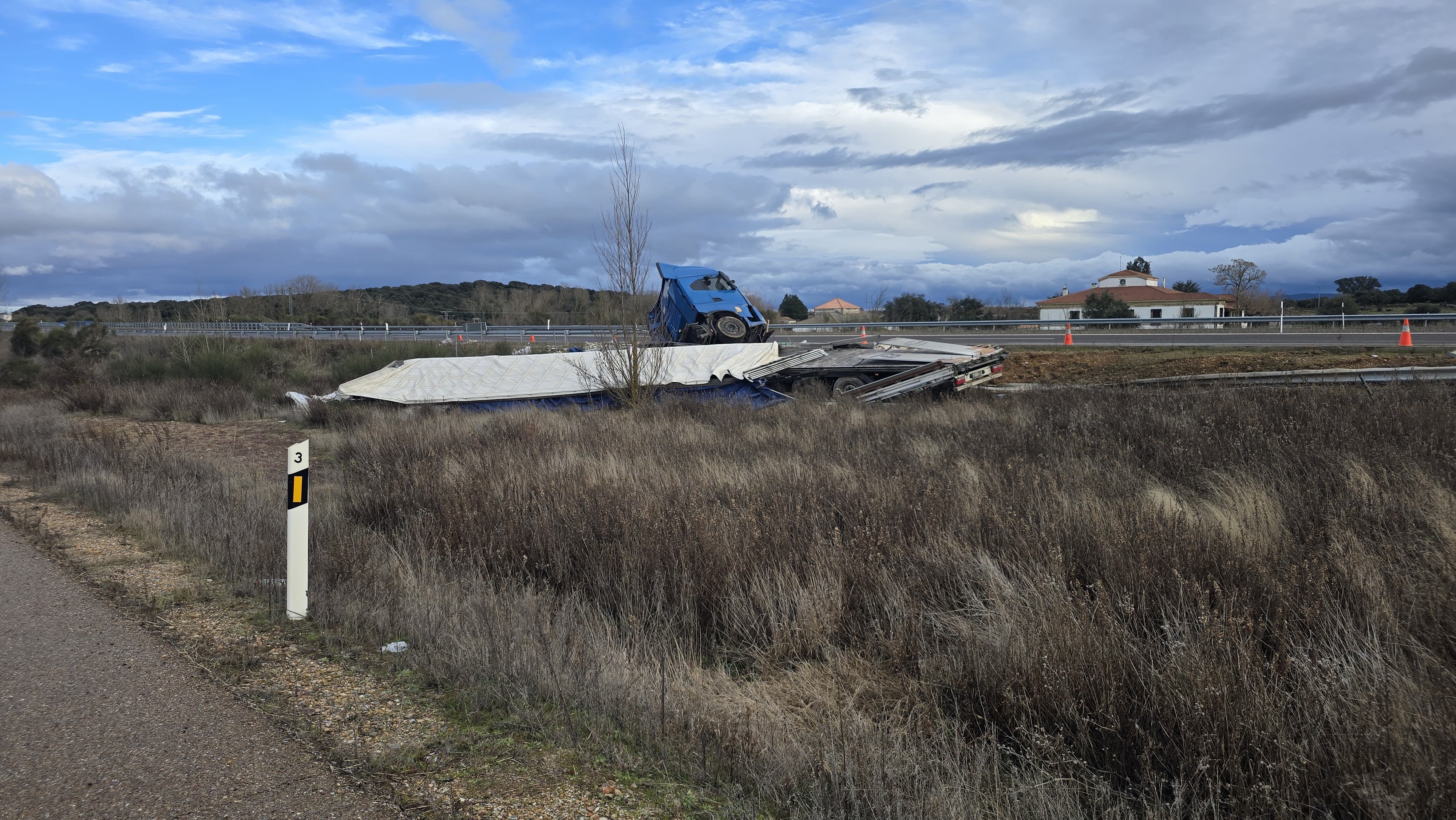 Vuelca un camión cargada de piedras en la A-62, a la altura de la finca Rodasviejas. Foto Andrea M. 