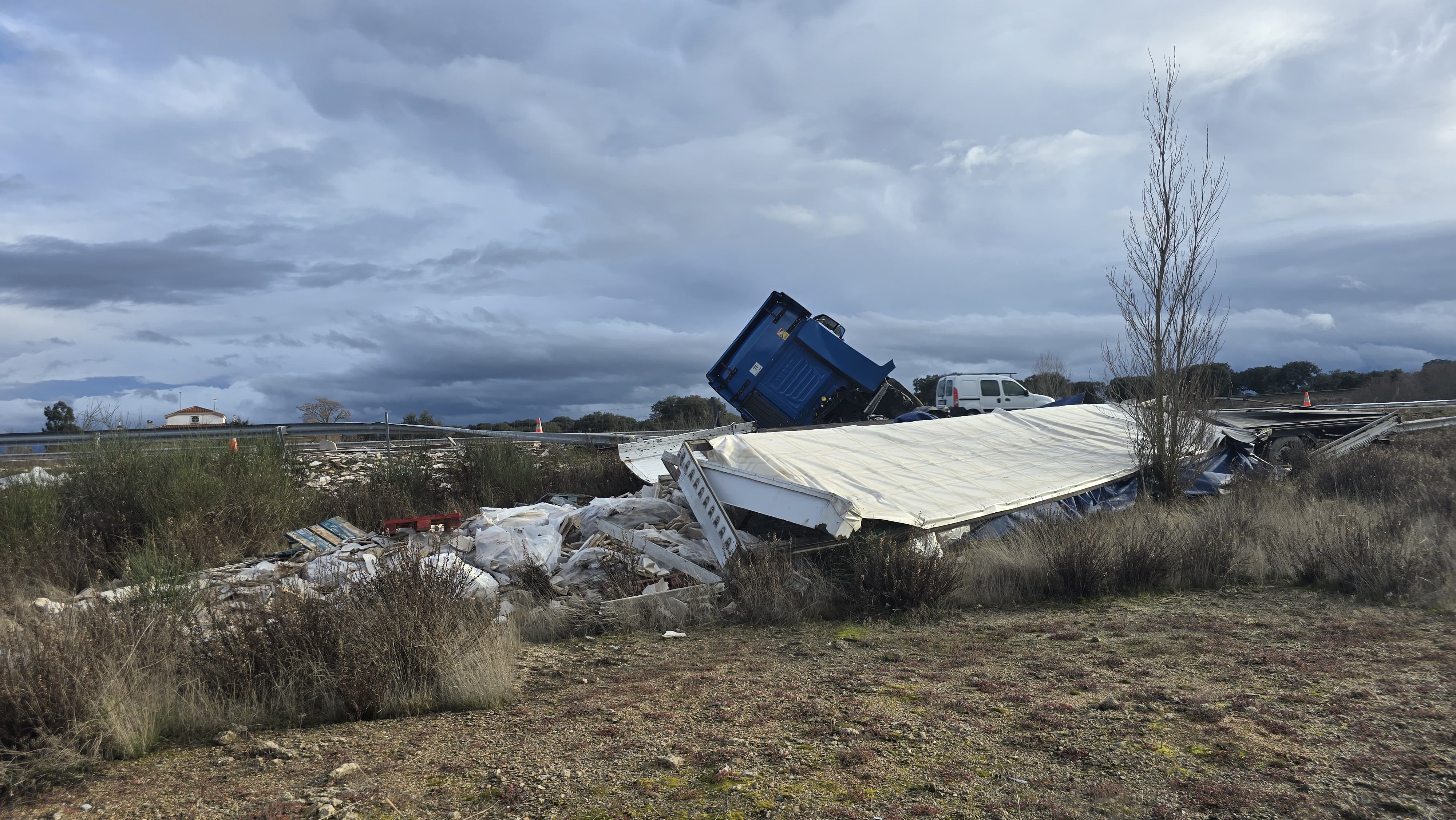 Vuelca un camión cargada de piedras en la A-62, a la altura de la finca Rodasviejas. Foto Andrea M. 