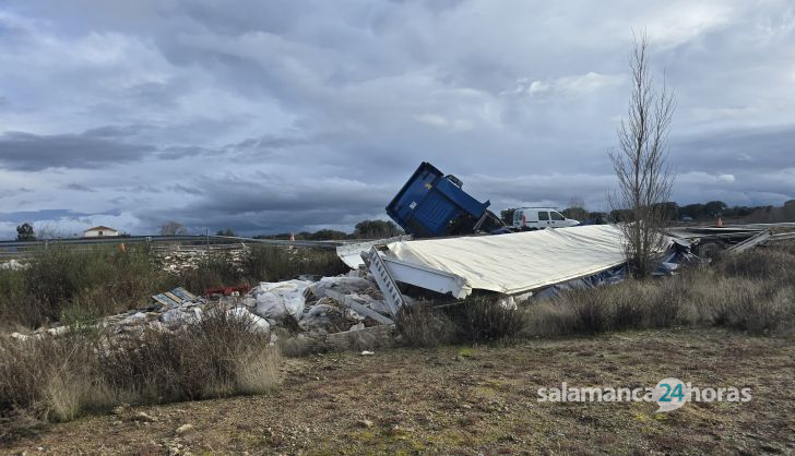 Vuelca un camión cargada de piedras en la A-62, a la altura de la finca Rodasviejas. Foto Andrea M. 