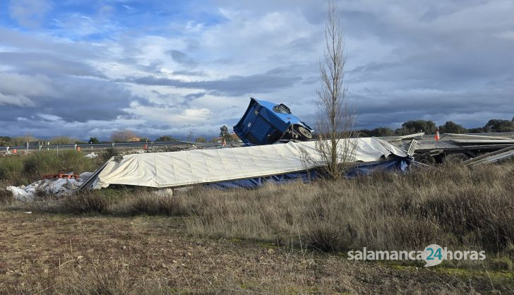 Vuelca un camión cargada de piedras en la A-62, a la altura de la finca Rodasviejas. Foto Andrea M. 