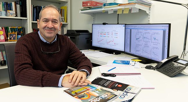 Enrique López-Poveda en su despacho del Instituto de Neurociencias de Castilla y León (INCYL). Foto Comunicación Universidad de Salamanca