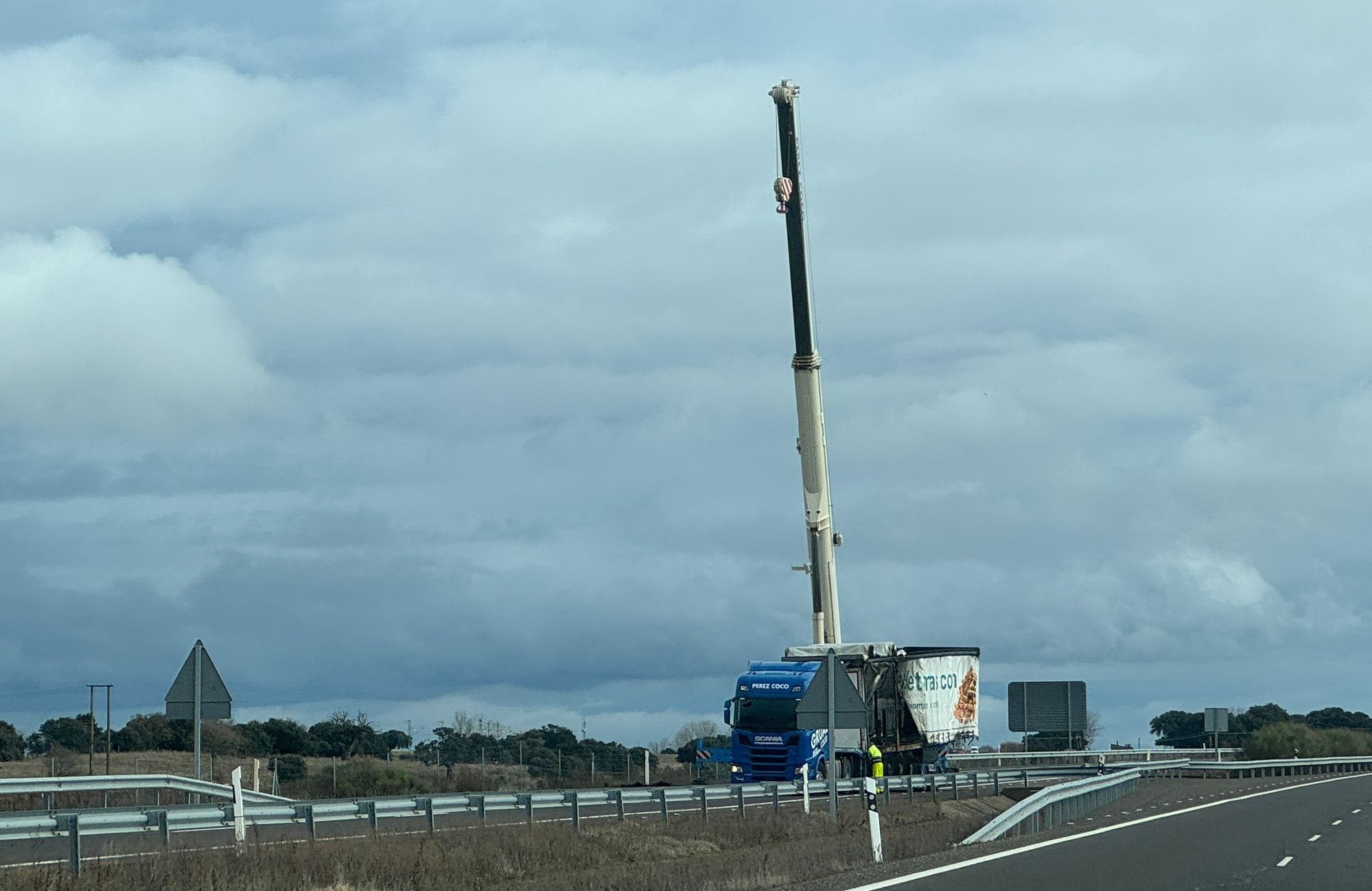 Retirada del camión incendiado el lunes, 20 de enero de 2025, a la altura de Martín de Yeltes. Foto S24H