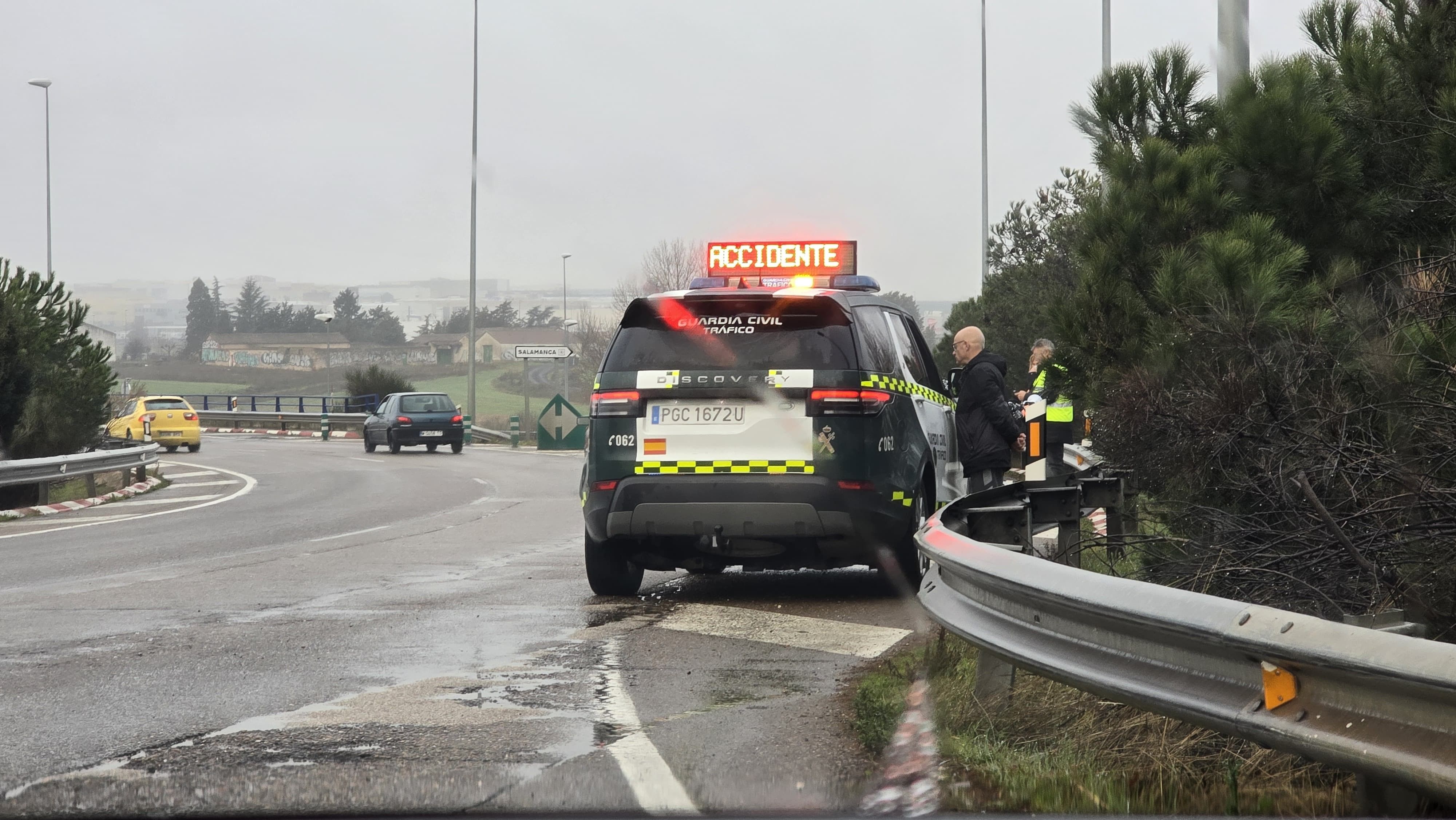 Un motorista herido tras colisionar con un turismo en la rotonda del E.Lecrerc