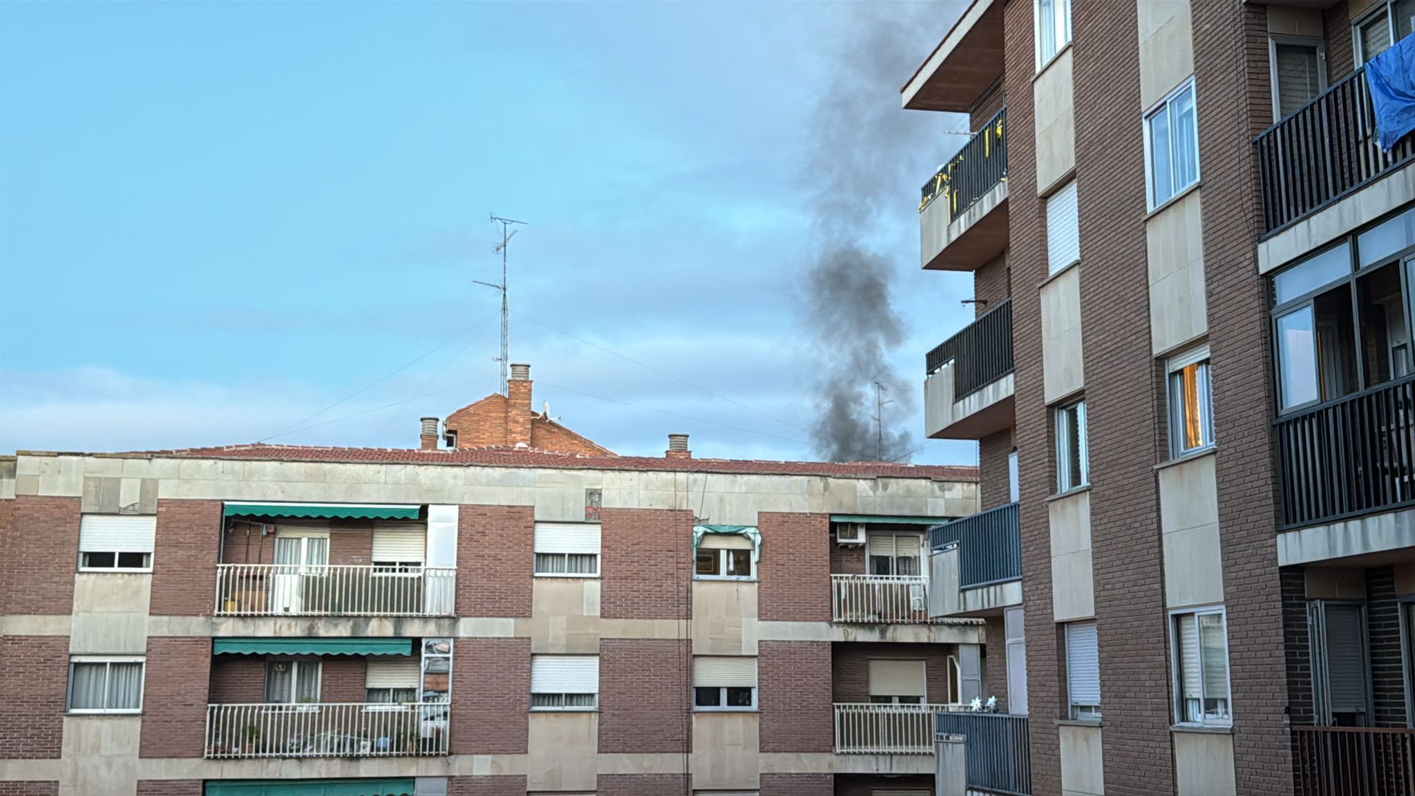 Intervención de bomberos del Ayuntamiento de Salamanca en la calle Río Guadalquivir (1)