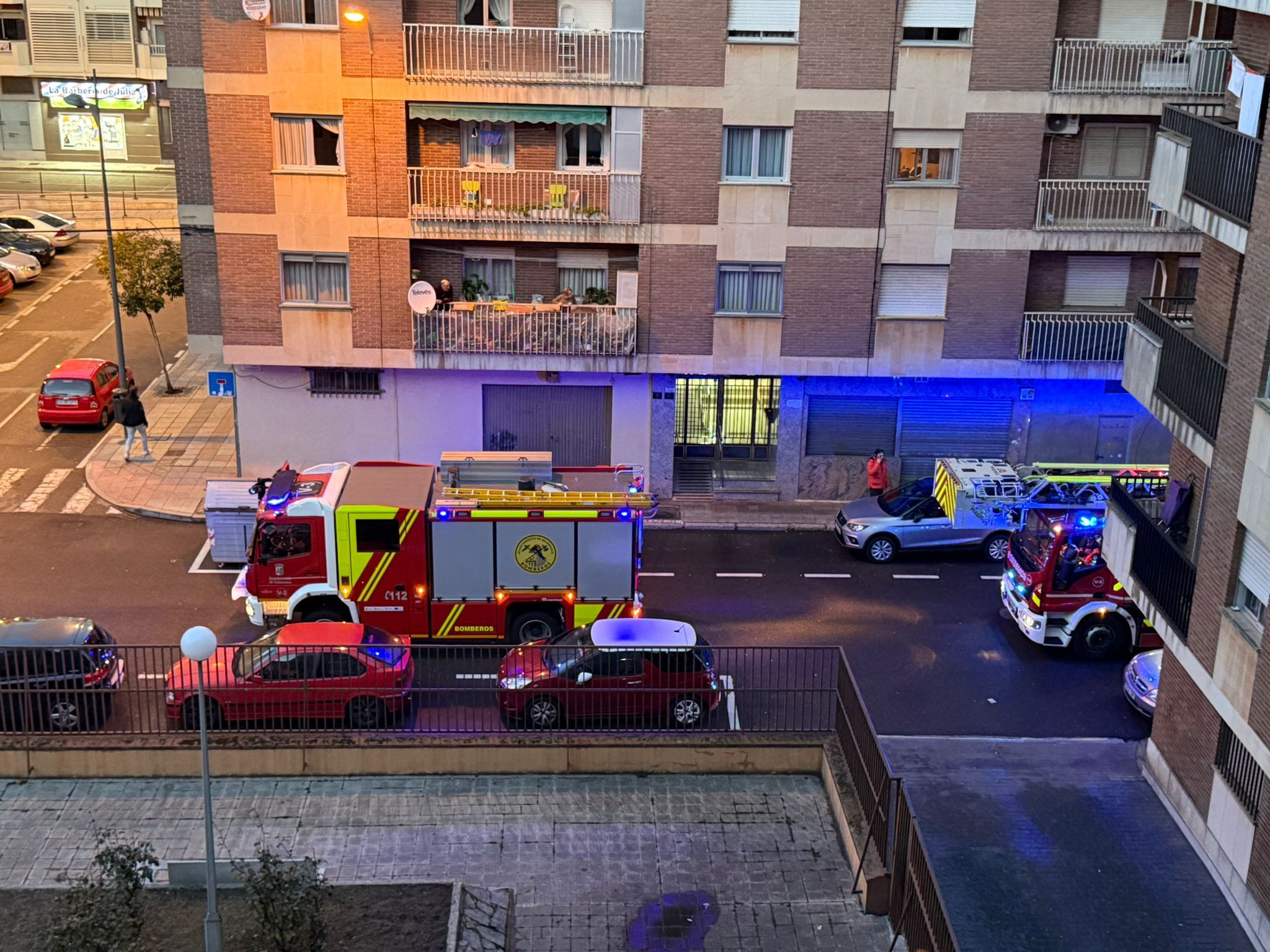 Intervención de bomberos del Ayuntamiento de Salamanca en la calle Río Guadalquivir (3)