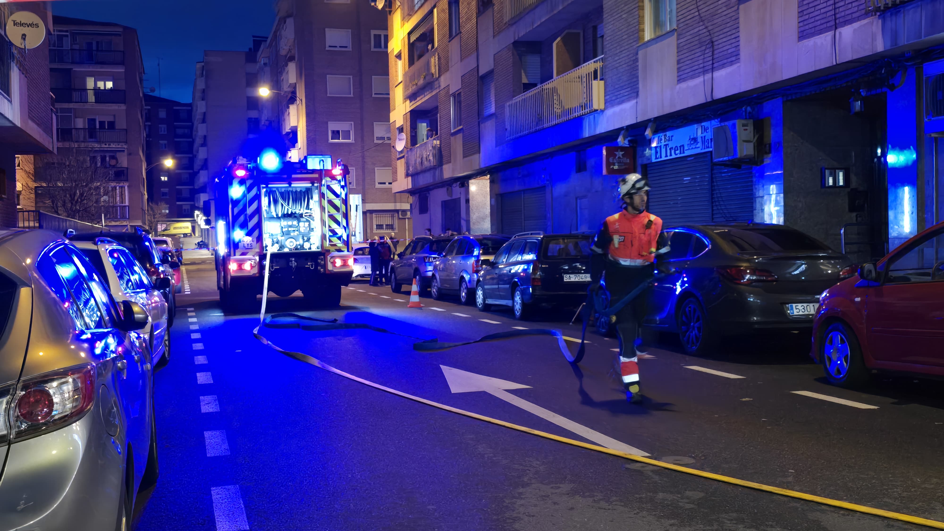 Intervención de bomberos del Ayuntamiento de Salamanca en el paseo de la Estación. Foto Andrea M. 