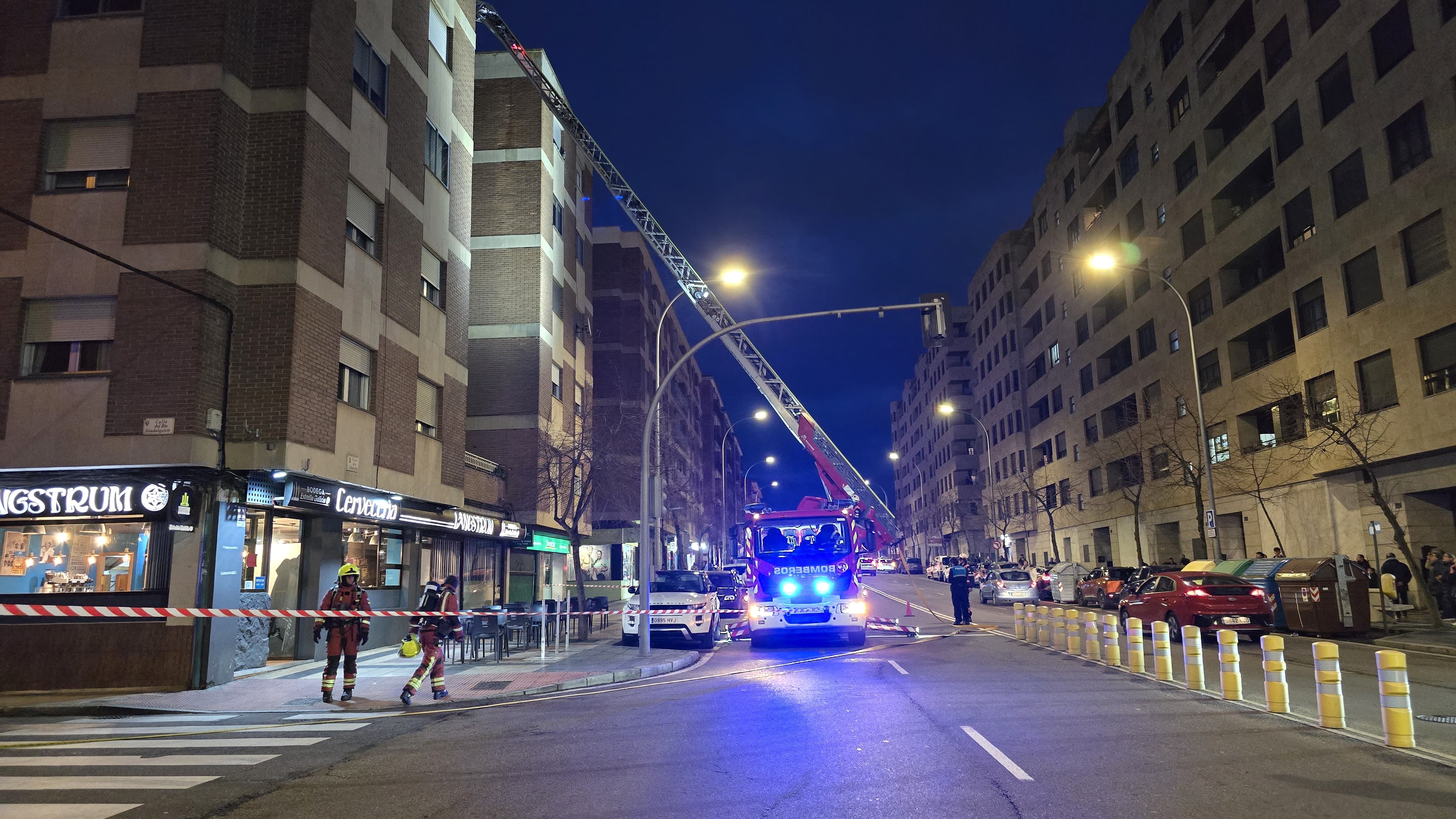 Intervención de bomberos del Ayuntamiento de Salamanca en el paseo de la Estación. Foto Andrea M. 