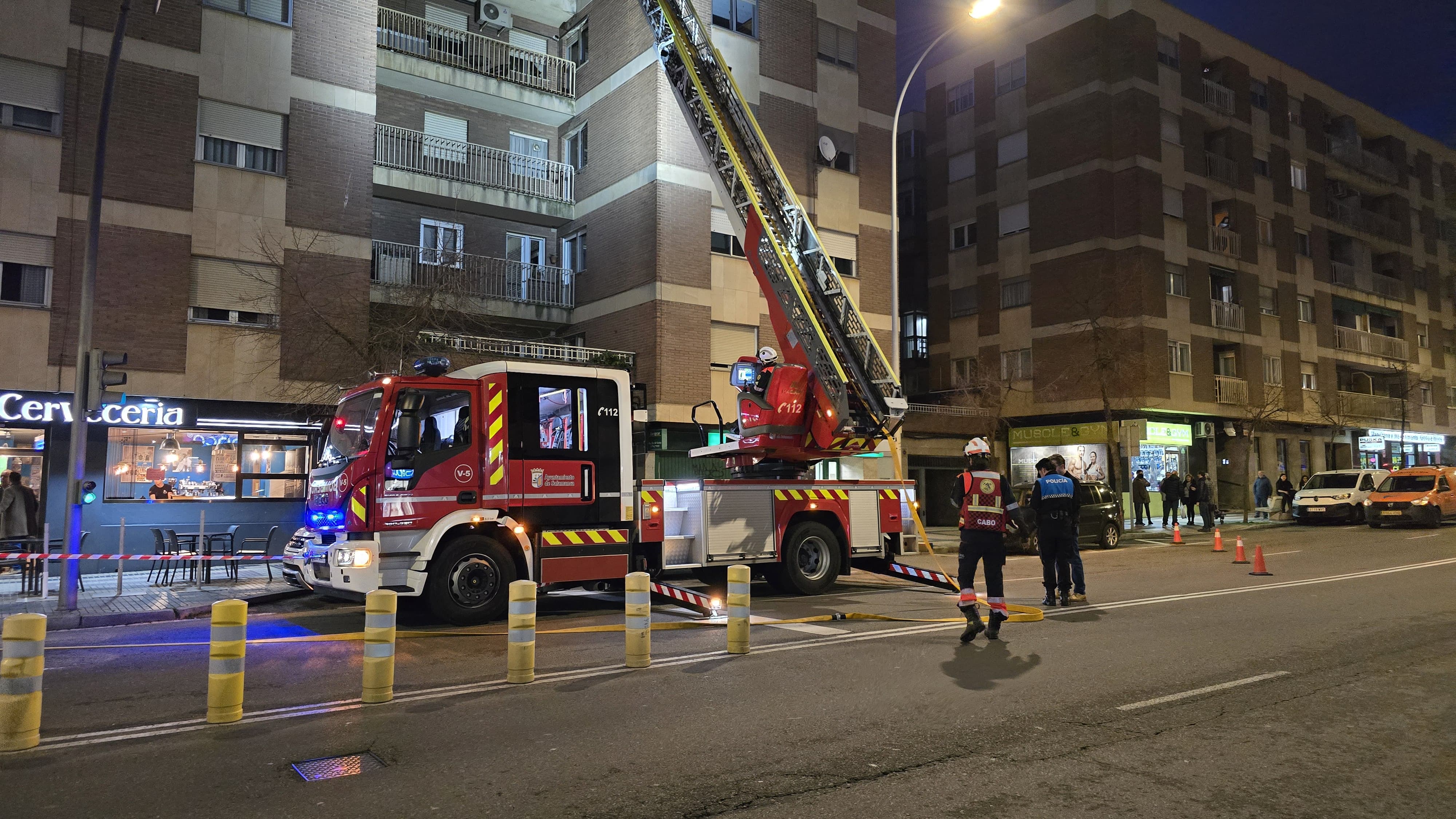 Intervención de bomberos del Ayuntamiento de Salamanca en el paseo de la Estación. Foto Andrea M. 