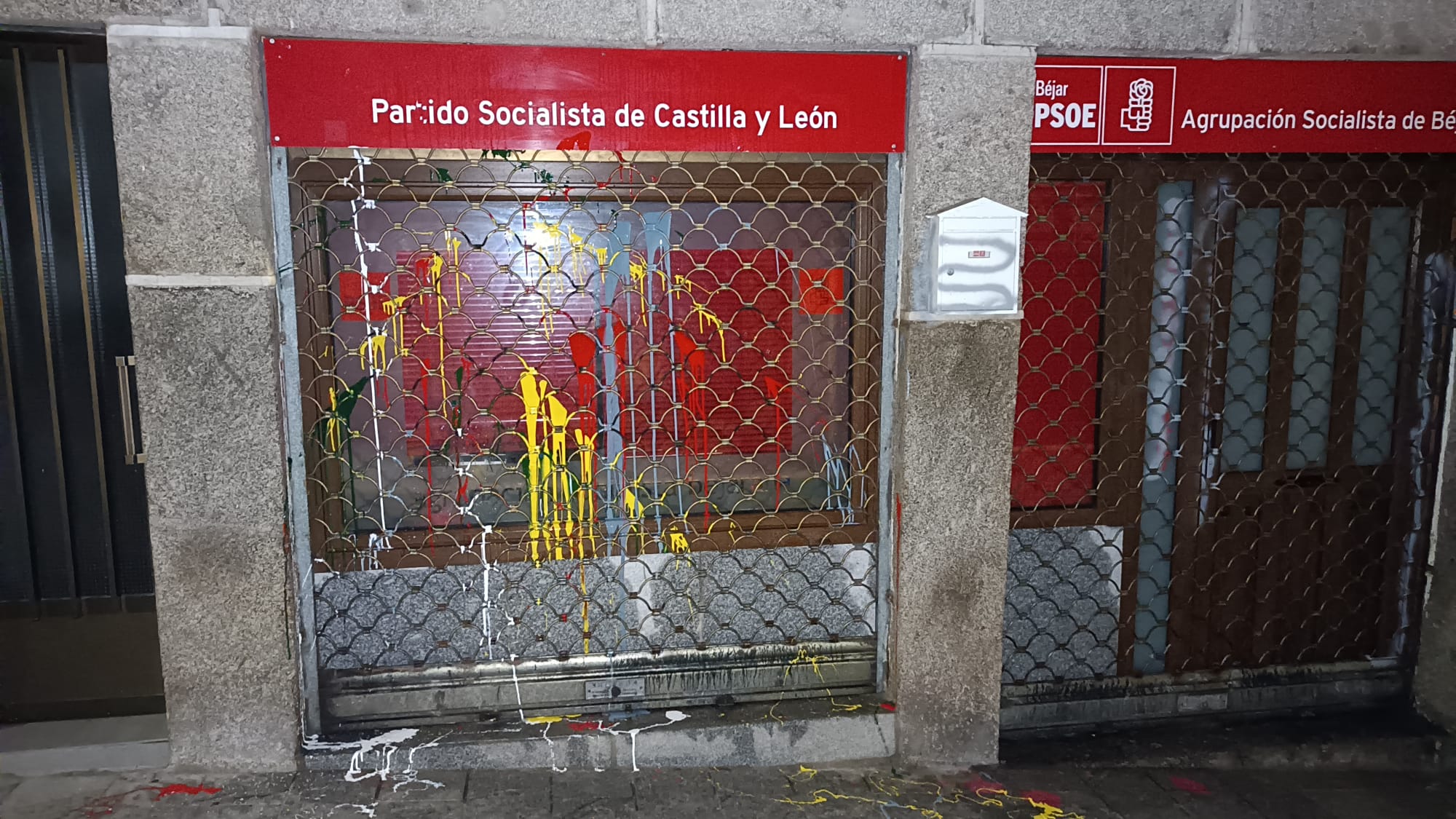 Sede del PSOE Béjar ha vuelto a amanecer con pintadas; es la segunda vez en pocos días