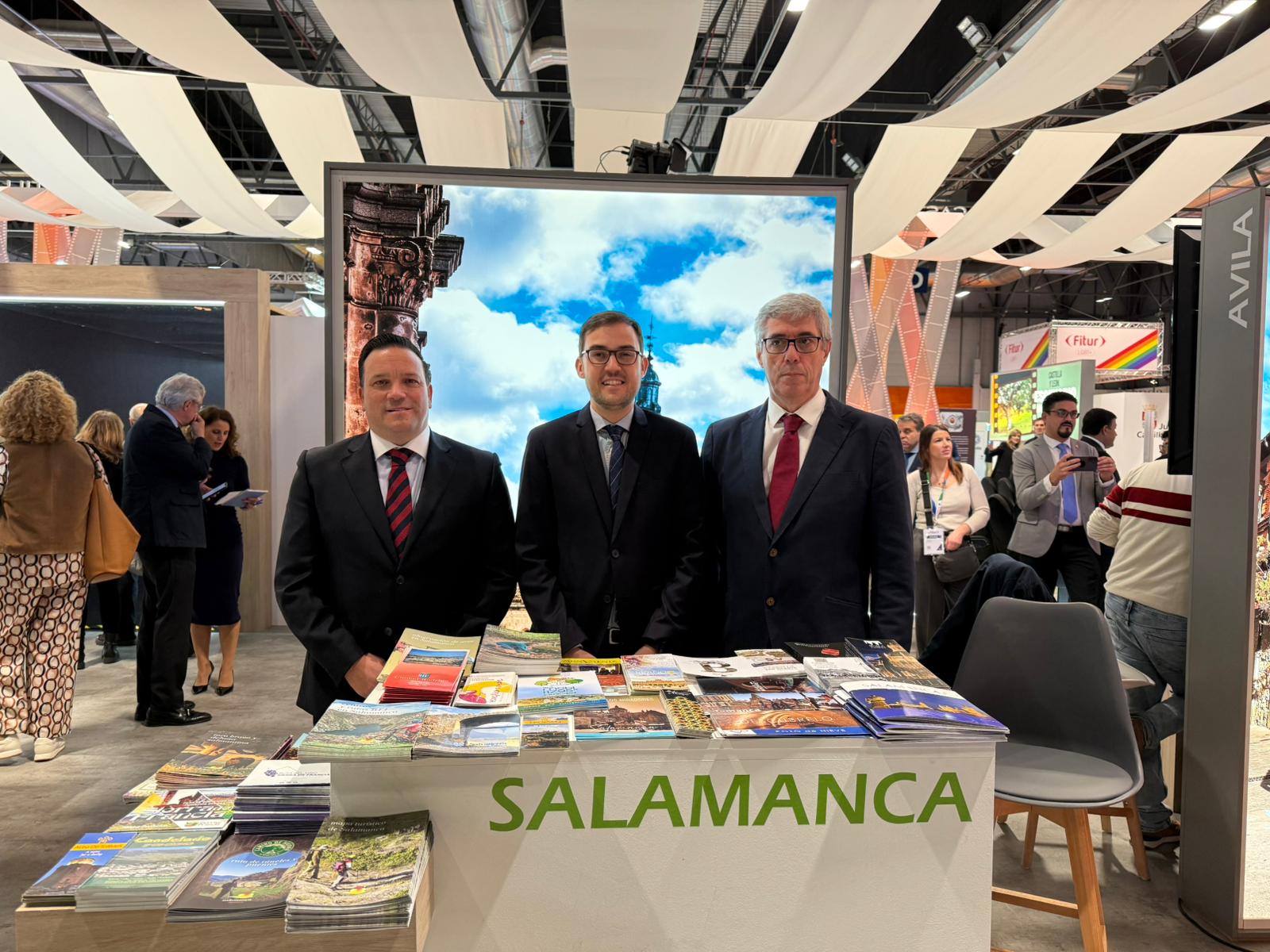 Jorge Moro, presidente de la Asociación de Hostelería de Salamanca, y Ángel Fernández Silva, concejal de Turismo, en Fitur