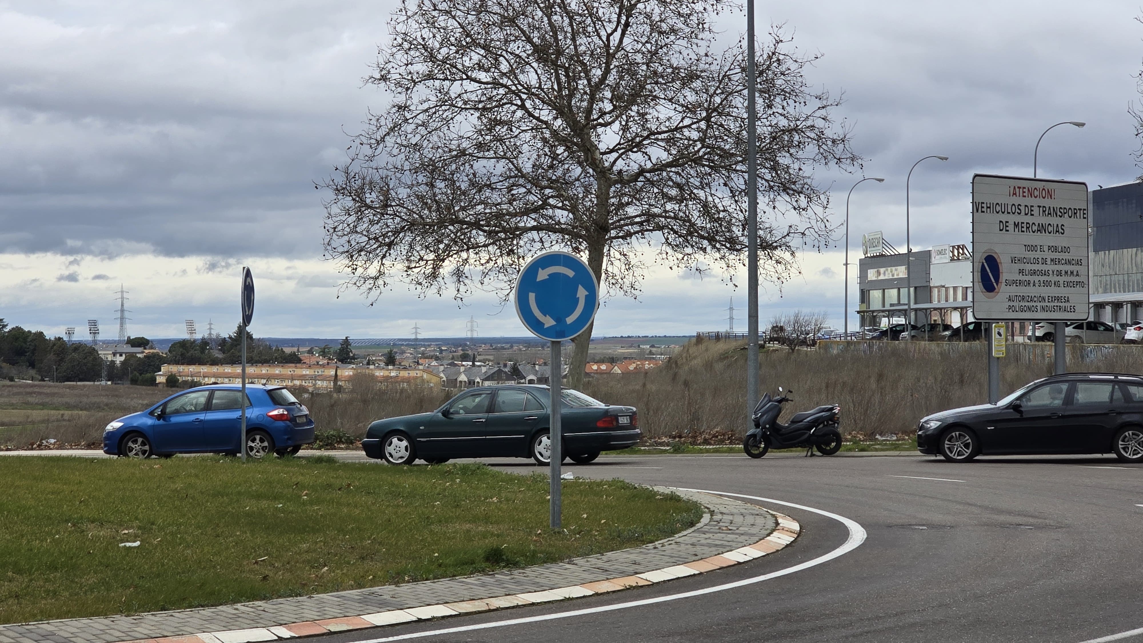 Accidente entre un turismo y una moto en el polígono de Los Villares