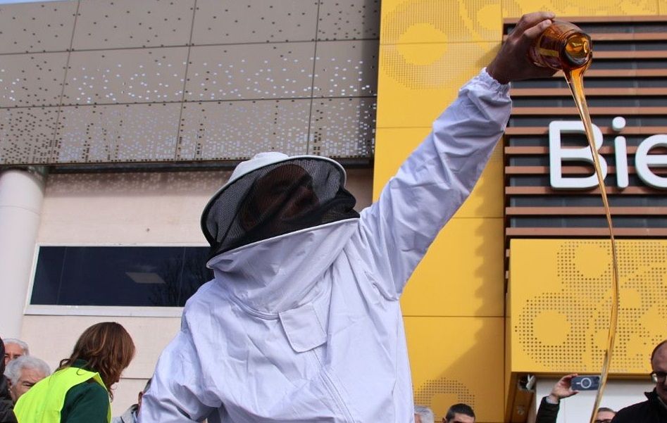 Un apicultor tirando miel frente al Carrefour de Salamanca en las protestas de agricultores y ganaderos en defensa del consumo del producto nacional. Foto de archivo