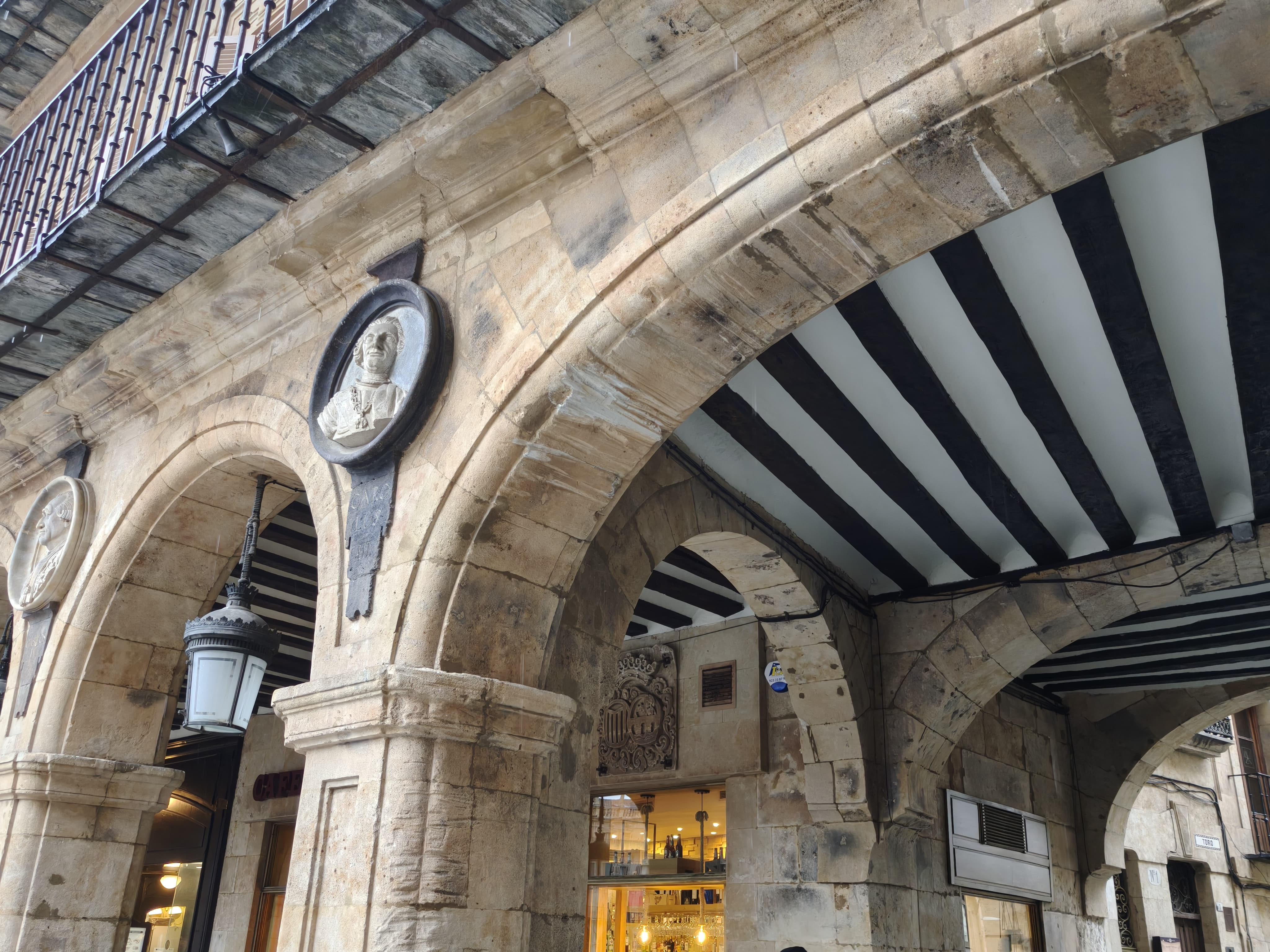 Rozadura en uno de los arcos de la Plaza Mayor de Salamanca quedarse atascado un camión