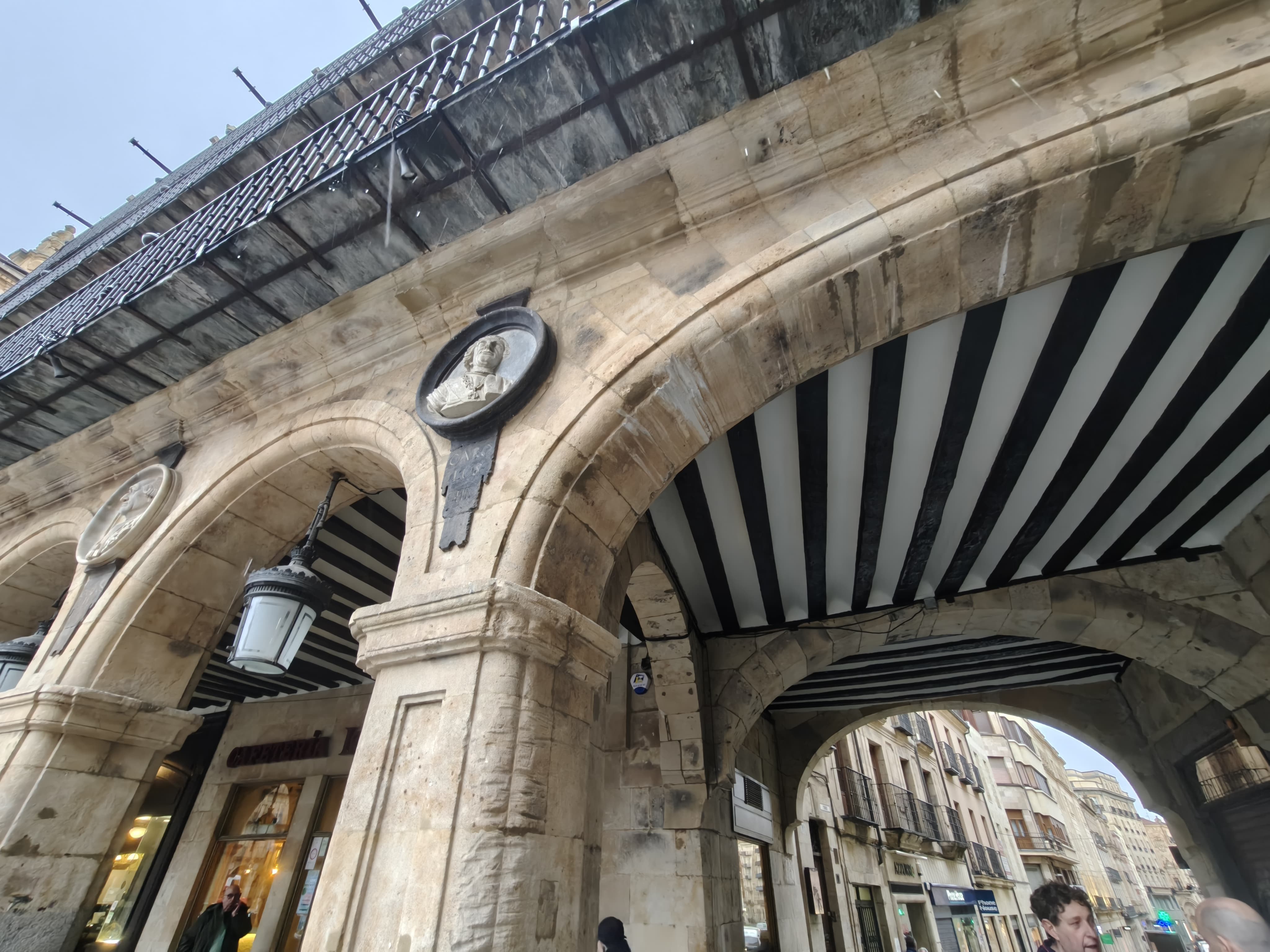 Rozadura en uno de los arcos de la Plaza Mayor de Salamanca quedarse atascado un camión