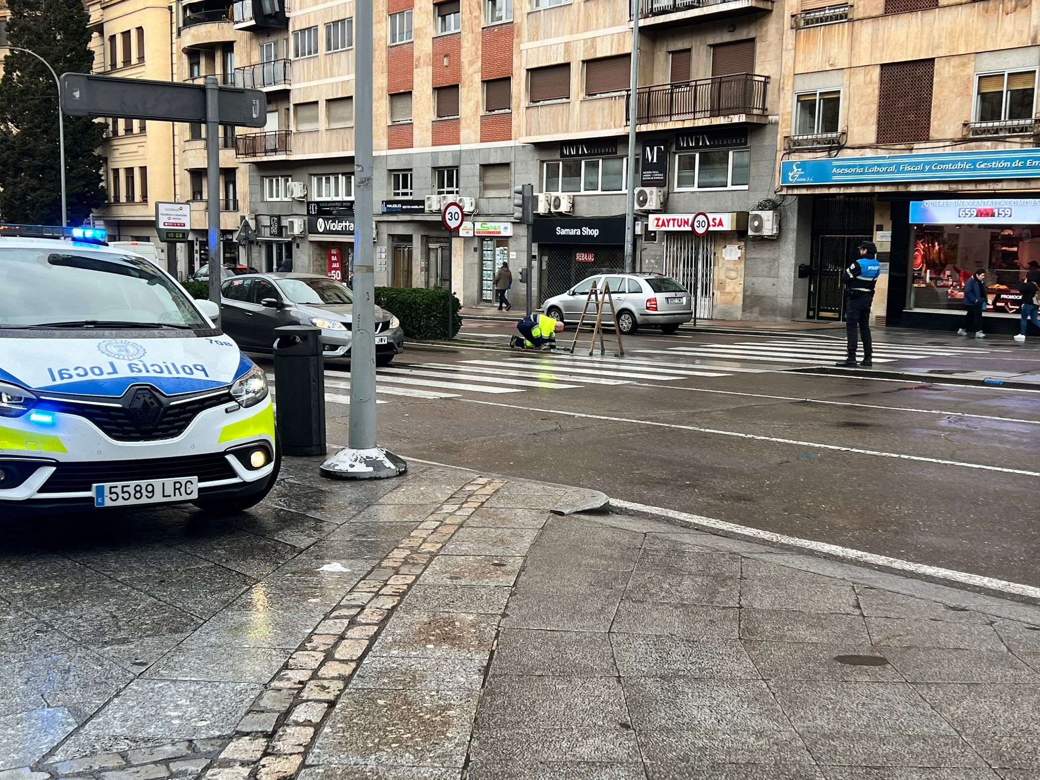 La Policía Local de Salamanca controlando el tráfico en la rotonda de la Puerta de Zamora en Salamanca