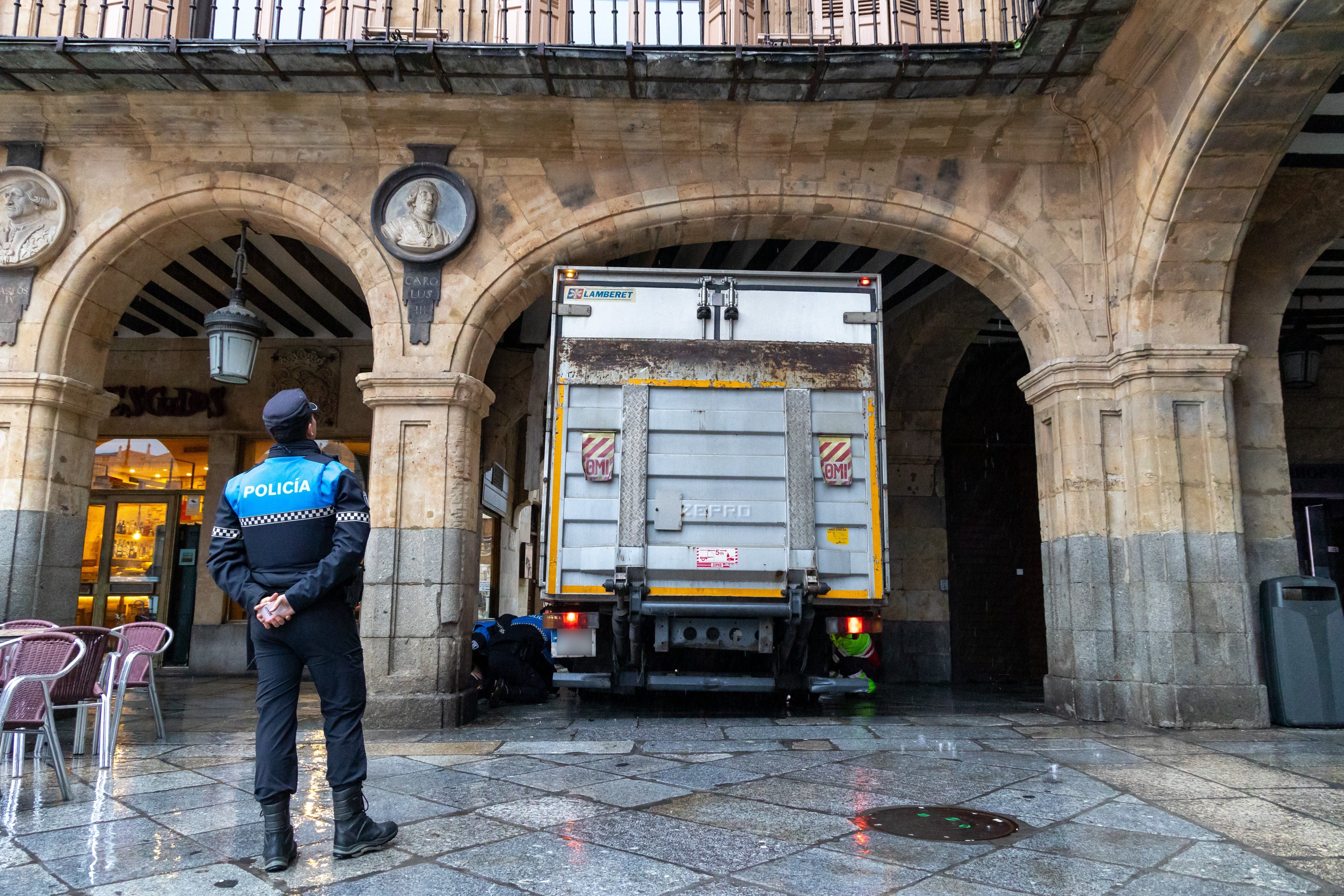 Camión atascado en la Plaza Mayor de Salamanca. FOTO: PSOE Ayuntamiento de Salamanca