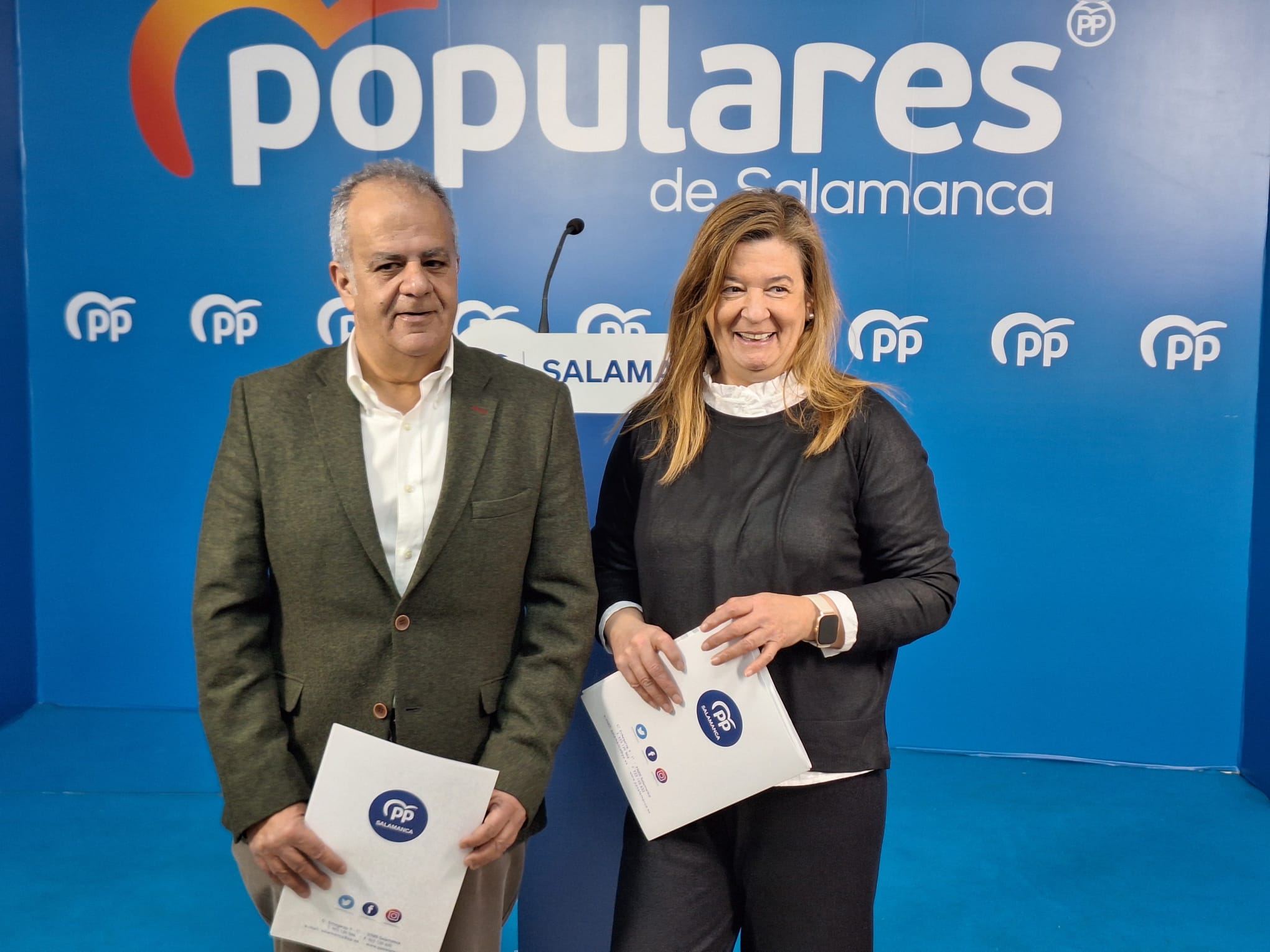 Carmen Sánchez Bellota y José María Sánchez, procuradores del PP presentan el Pacto social por las familias y las personas vulnerables de Castilla y León  (1)