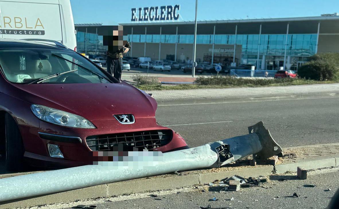 Nuevo accidente en la rotonda del E.Leclerc: pierde el control de su vehículo y  choca contra una farola