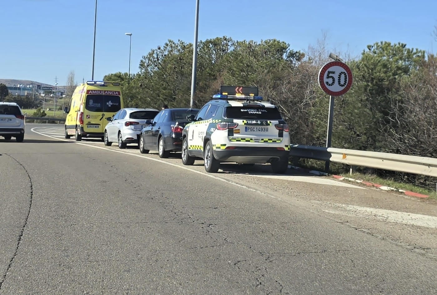 Una colisión entre dos turismos en la rotonda del E.Leclerc se salda con un herido