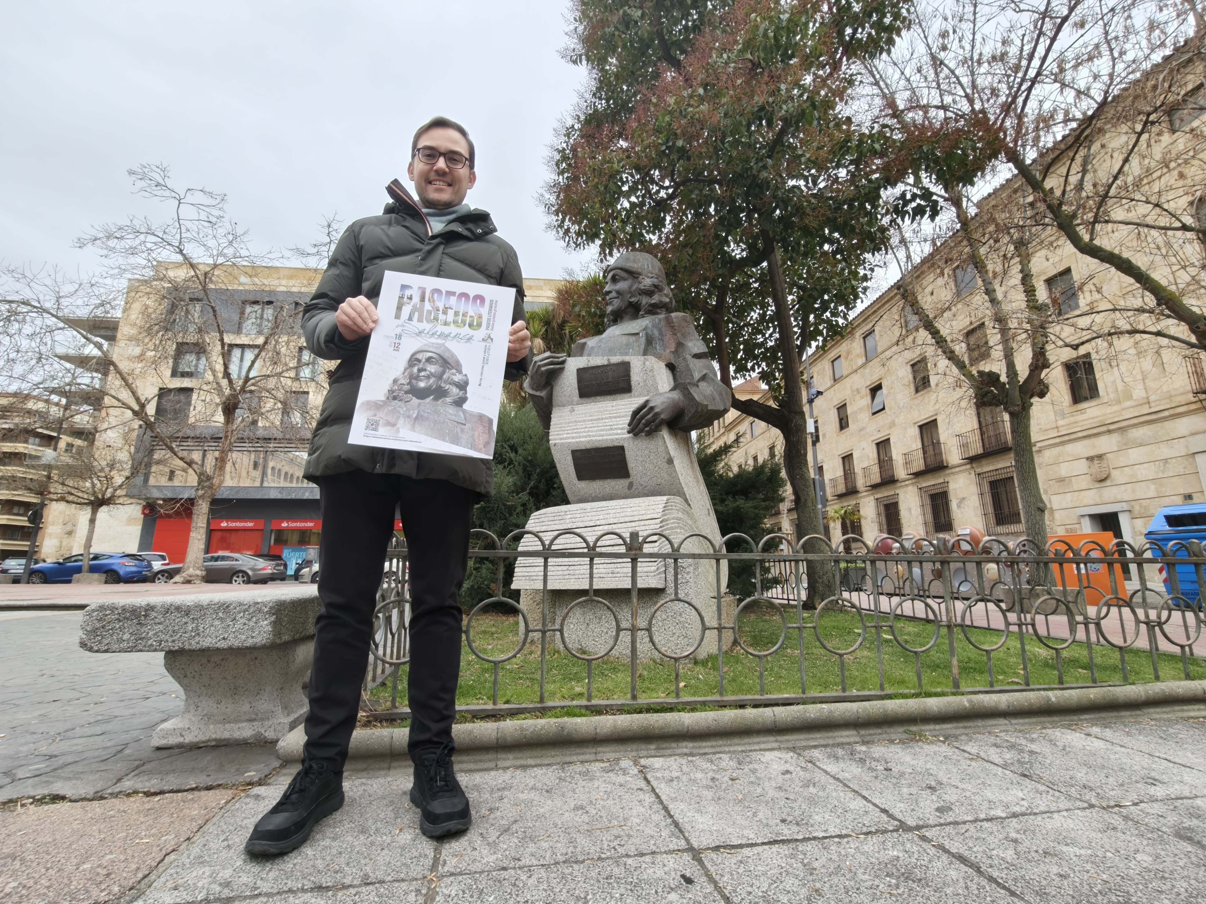 El concejal de Cultura y Turismo, Ángel Fernández, presenta los ‘Paseos literarios’ dedicados la figura de Carmen Martín Gaite en la plaza de los Bandos