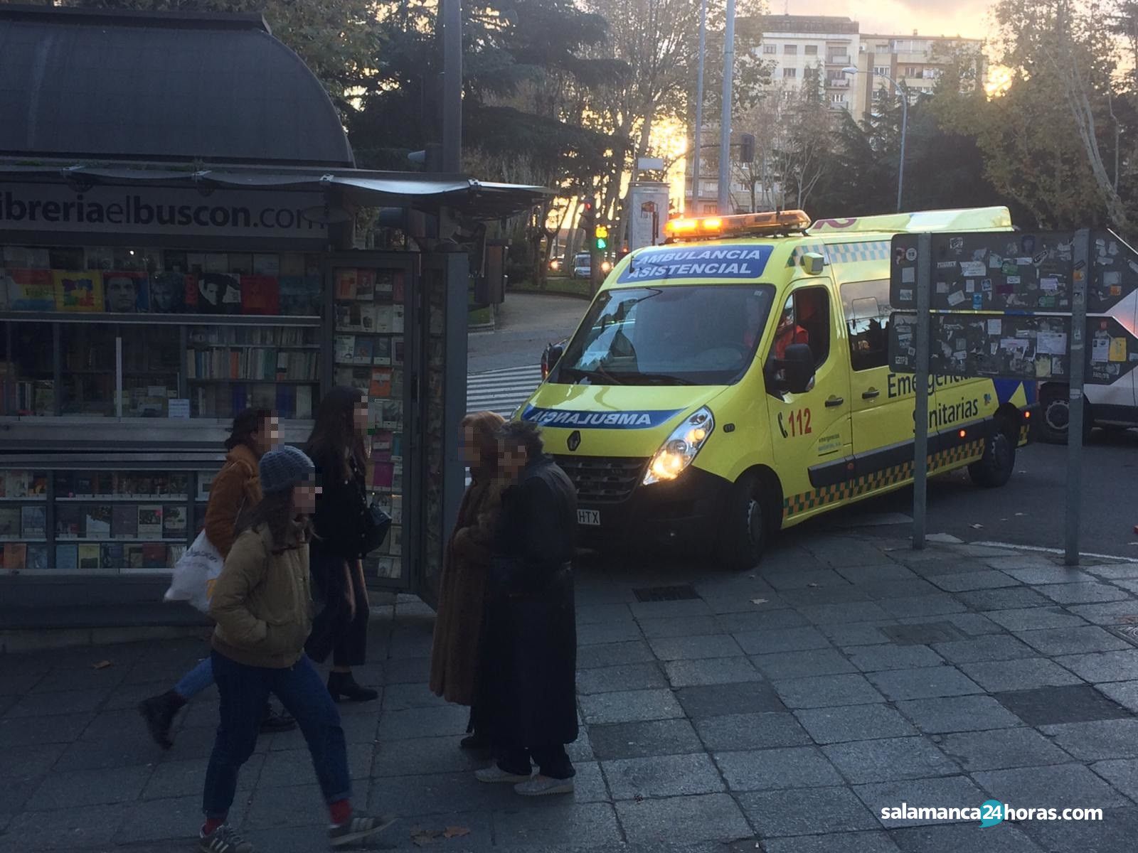  Ambulancia en el paseo de Carmelitas. Foto de archivo 