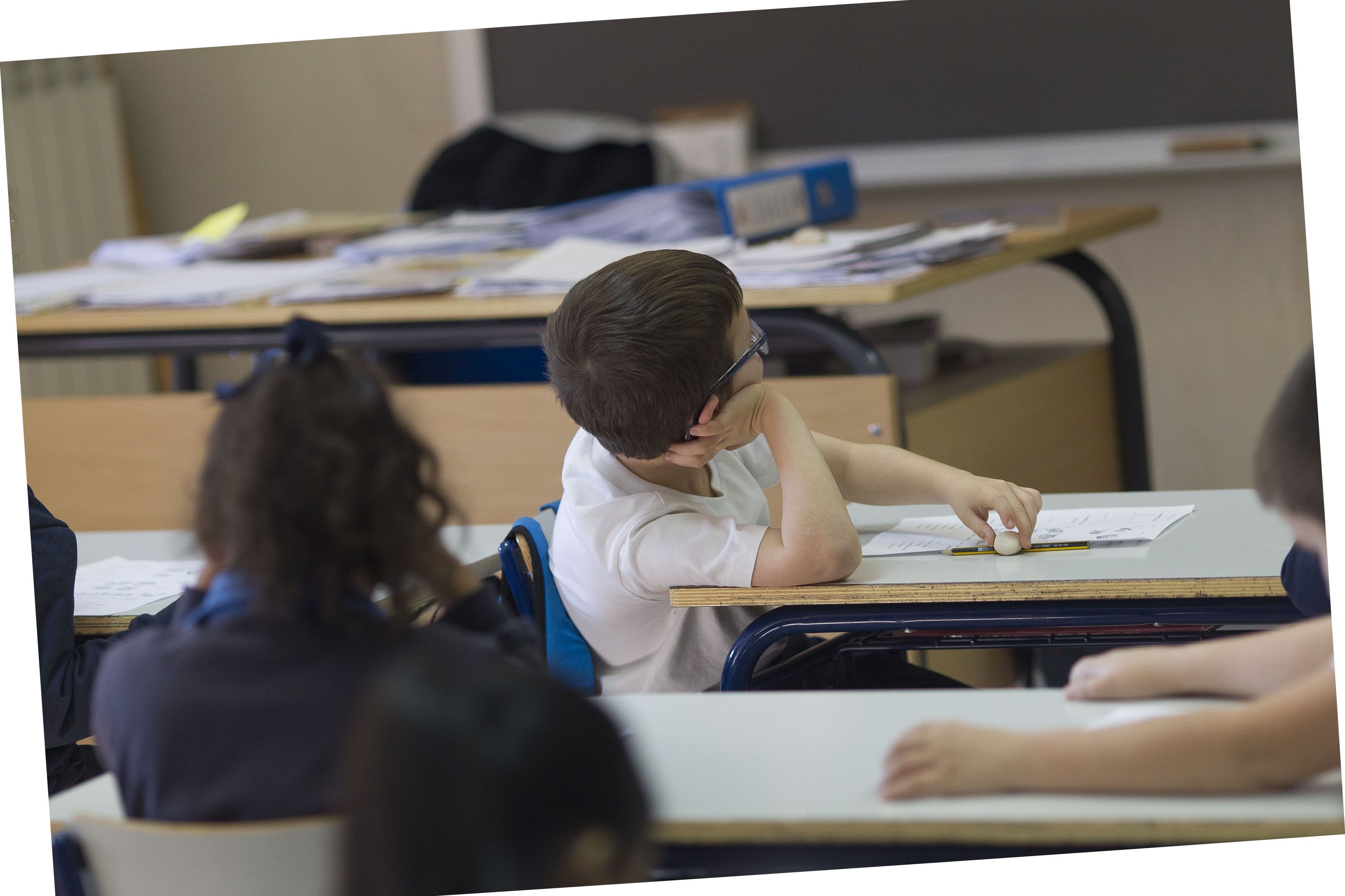  Colegio, escuela, aula, primaria, clase, niño, niña, niños, estudiando, estudiar, escribir, escribiendo, deberes, profesor, profesora, profesores (archivo) 