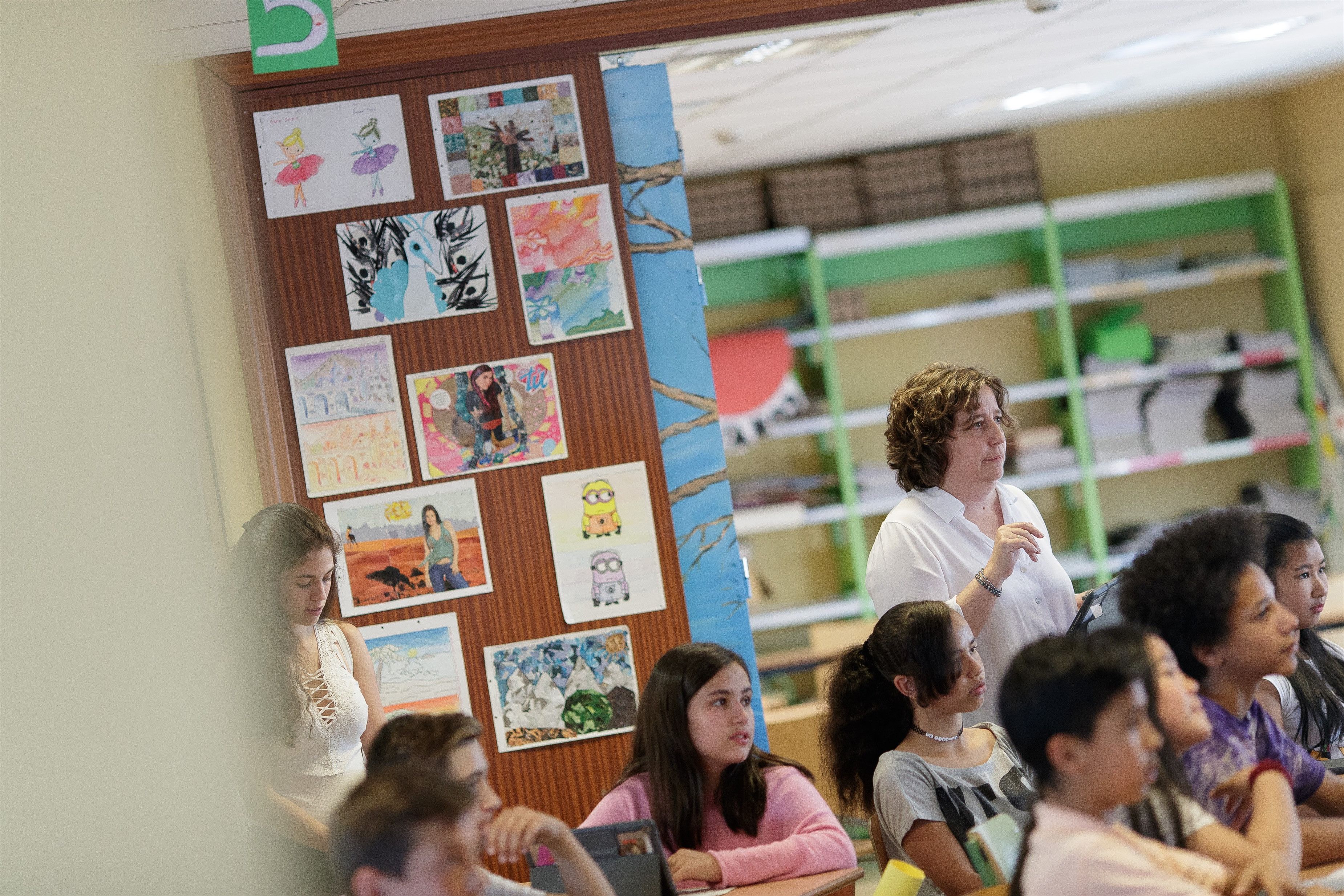 Foto de archivo de una profesora dando clase